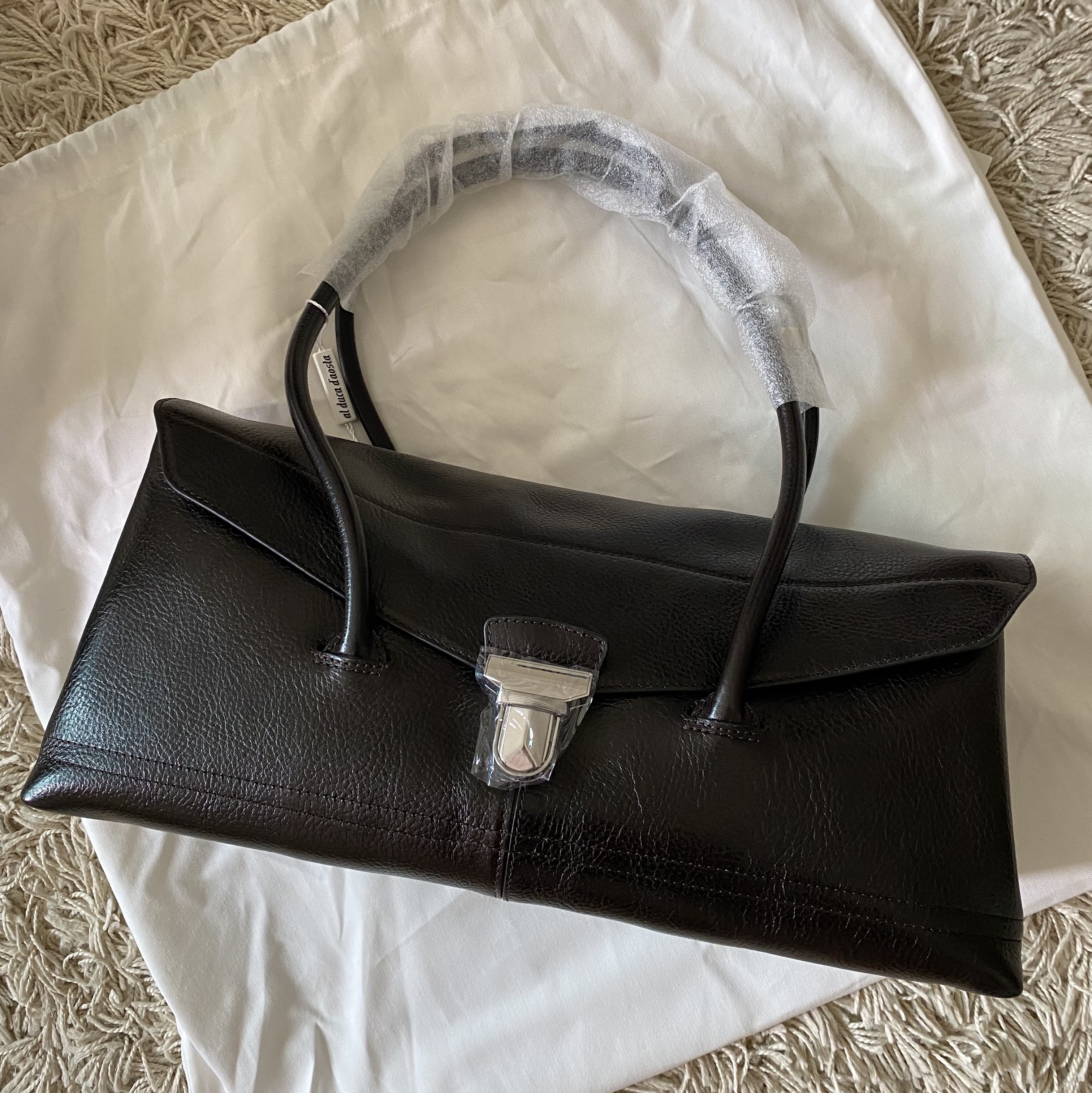Lemaire Glossy Vegetable Leather Shoulder Gear Bag Espresso 착용 스타일