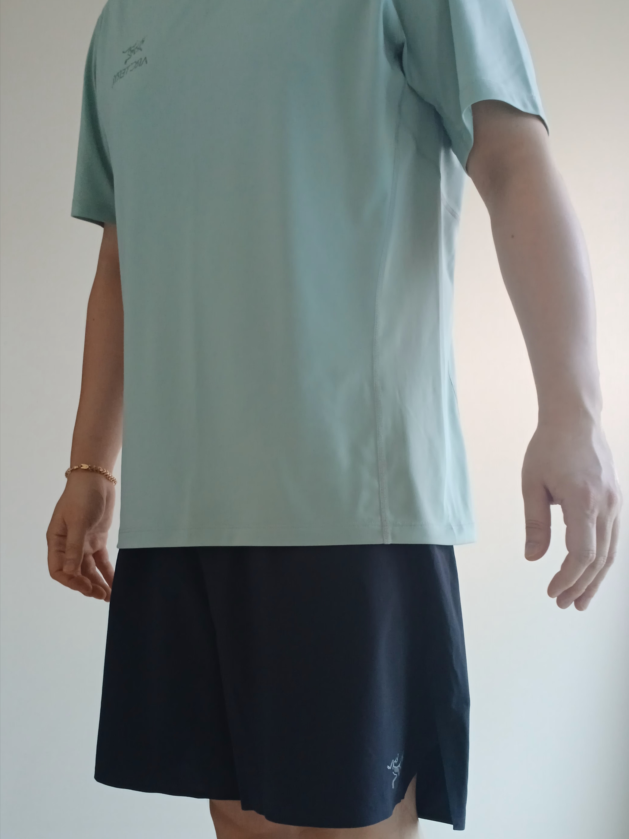 Arc'teryx Motus Arcword Crew SS T-Shirt Stone Green Heather, Arc'teryx Heliad 6 Crossbody Bag Black 착용 스타일 - 6