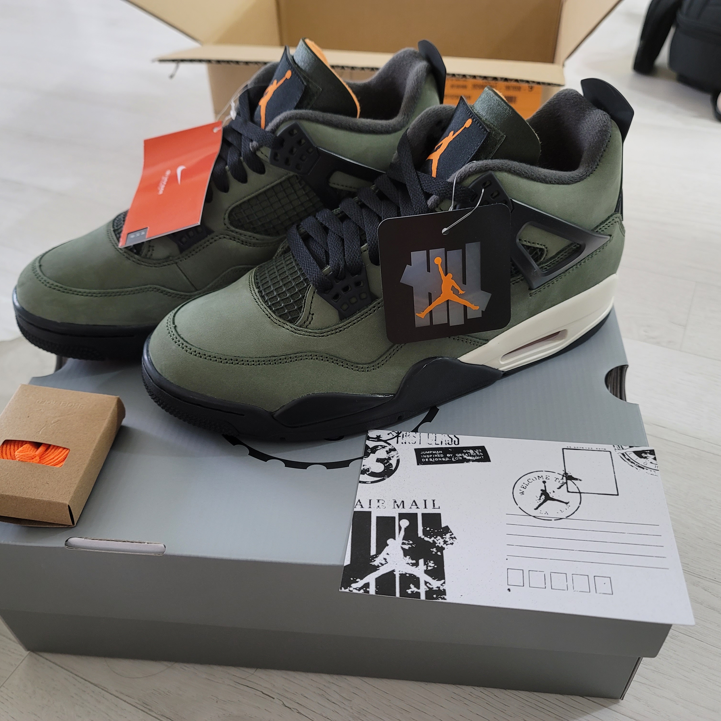 Jordan 4 x Undefeated Retro OG SP Deep Green and Clementine 착용 스타일 - 5