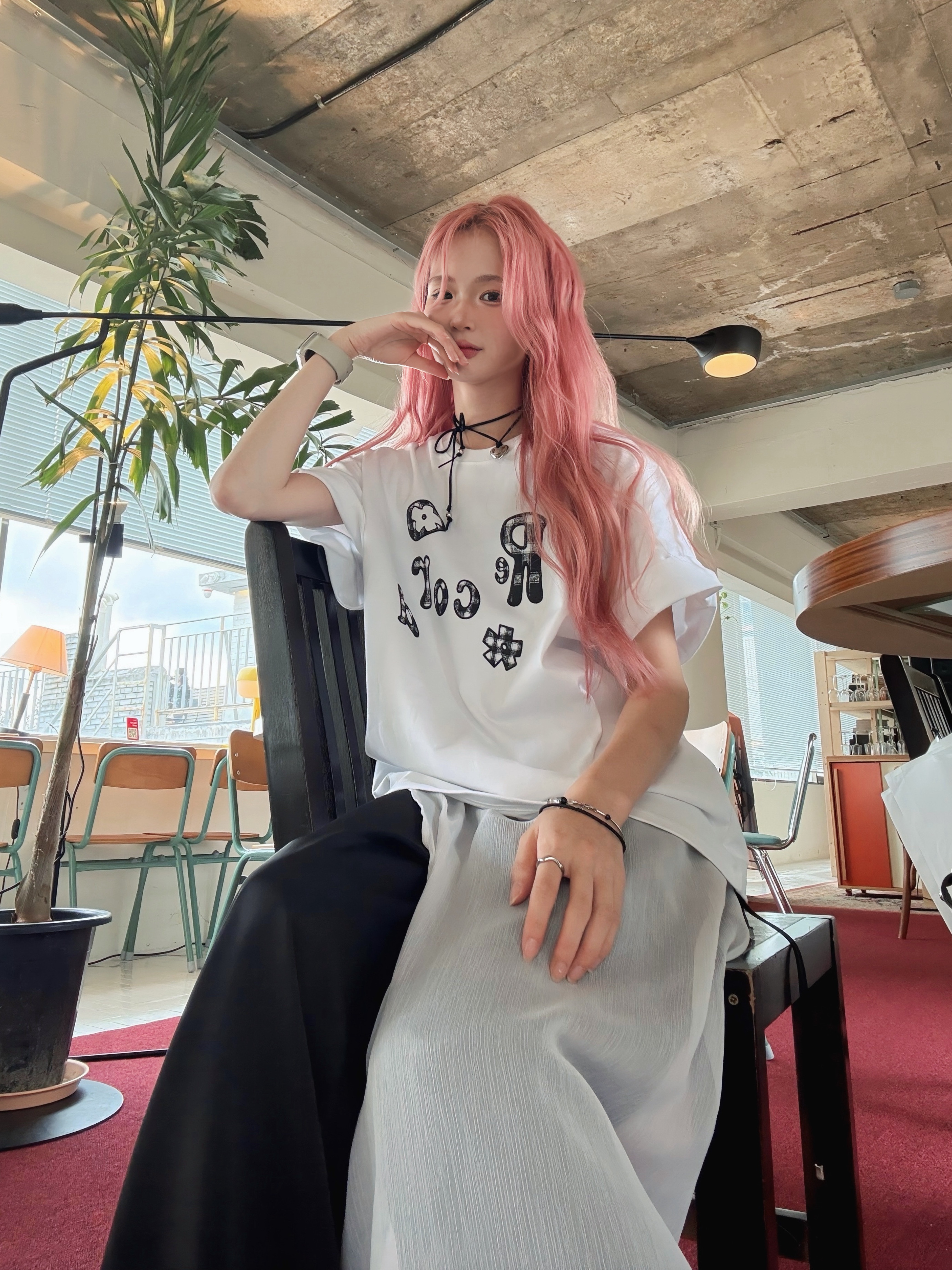 SLOW RECORD HOUSE Typo Play Record T-Shirt White 착용 스타일 - 4