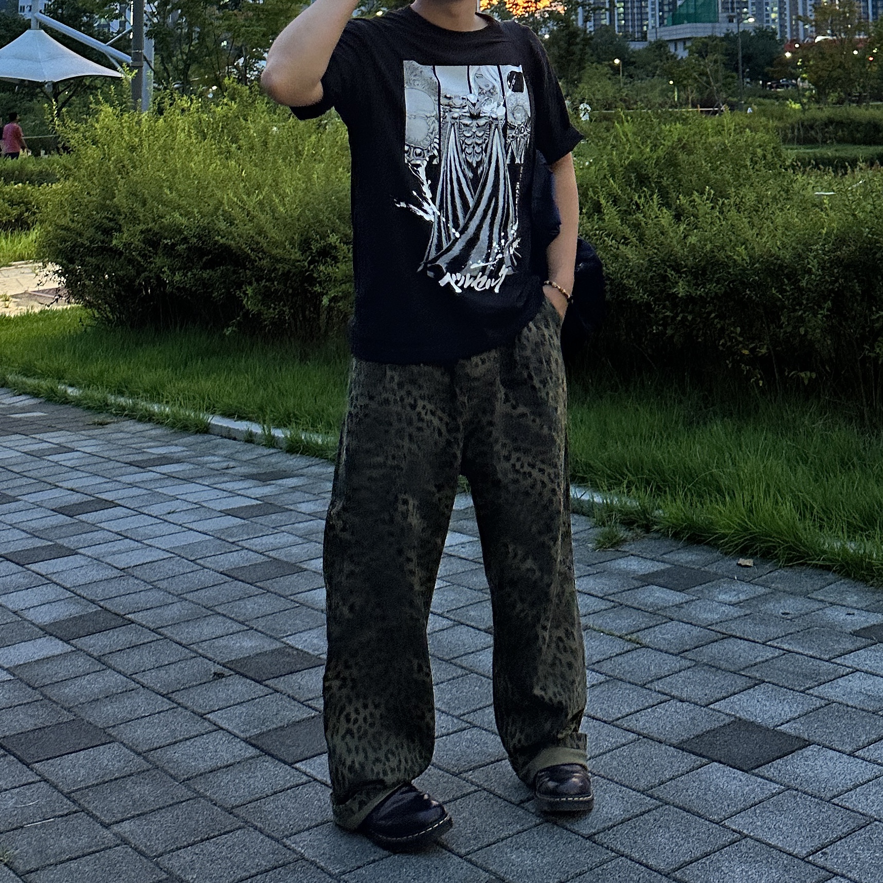 Uniqlo UT x Berserk Manga Curation Graphic T-Shirt B Black - KR, ersco Leopard Baggy Trousers Khaki 착용 스타일