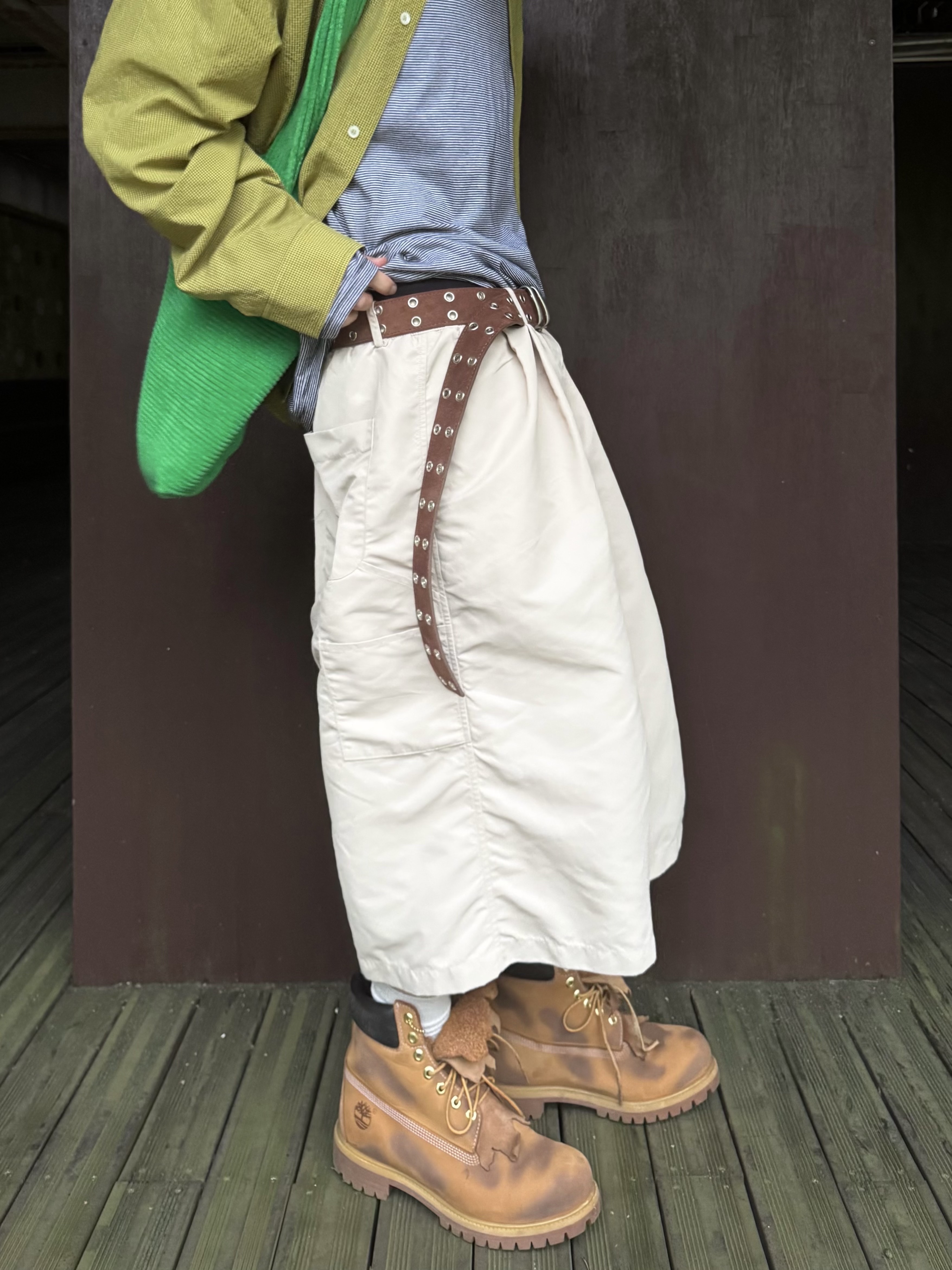 MJD x Koin Seoul Two Tuck Re-Nylon Wide Carpenter Bermuda Pants Beige, MJD Stripe Finger Hole Long Sleeve T-Shirt Black 착용 스타일 - 2