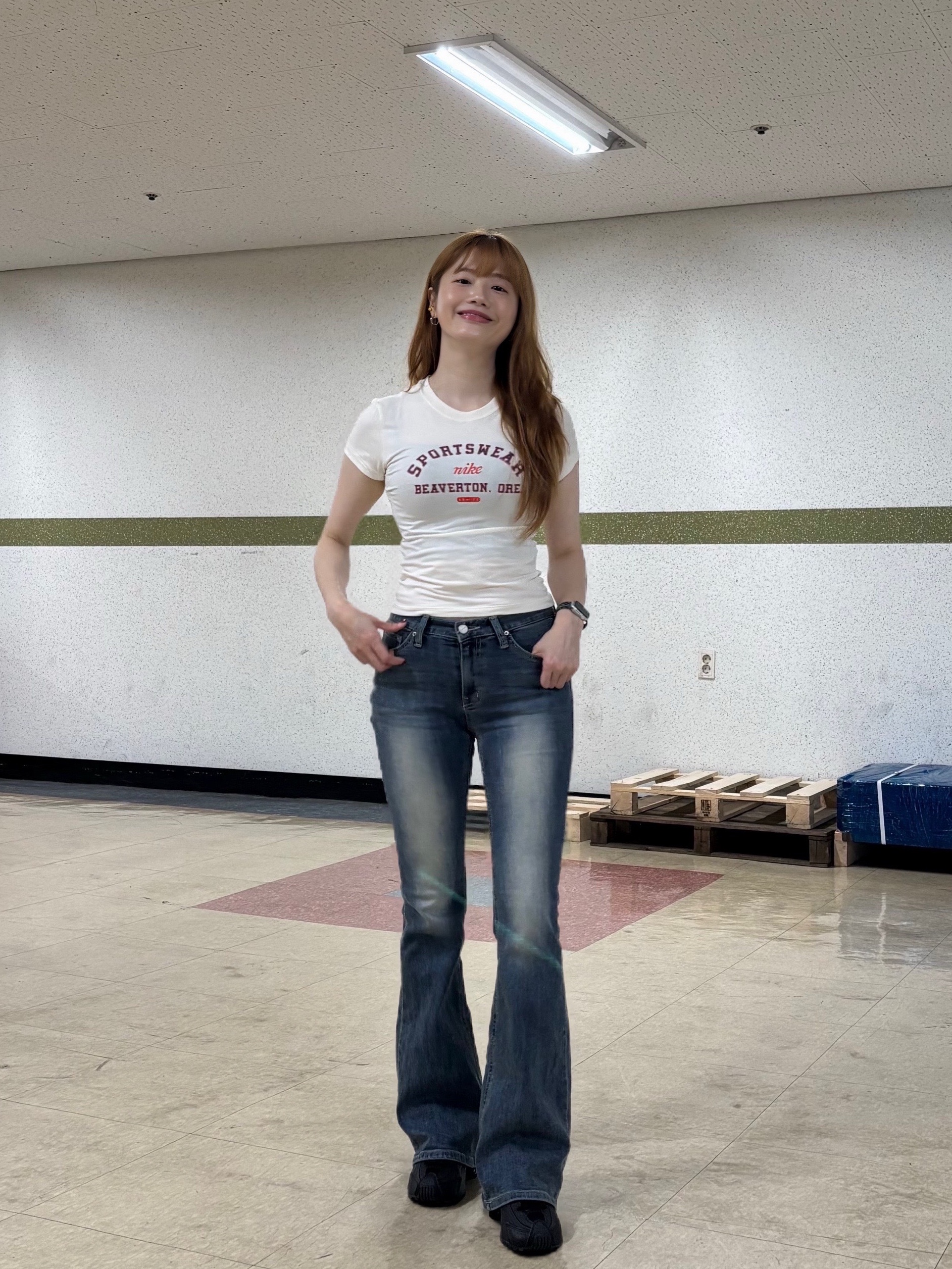 (W) Nike Shox R4 Black, (W) Nike NSW Phoenix Slim Graphic T-Shirt Pale Ivory - Asia 착용 스타일 - 1