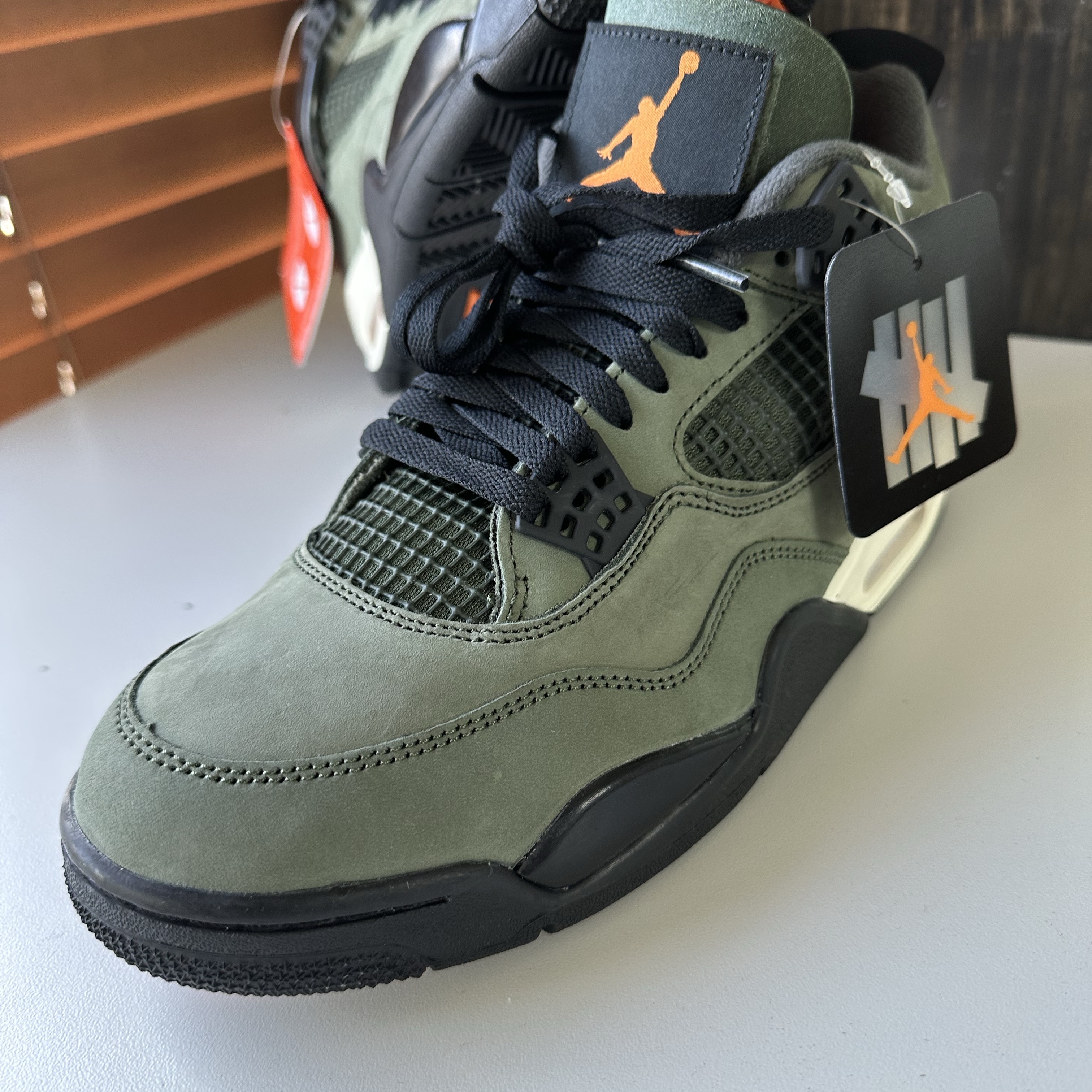 Jordan 4 x Undefeated Retro OG SP Deep Green and Clementine 착용 스타일 - 4