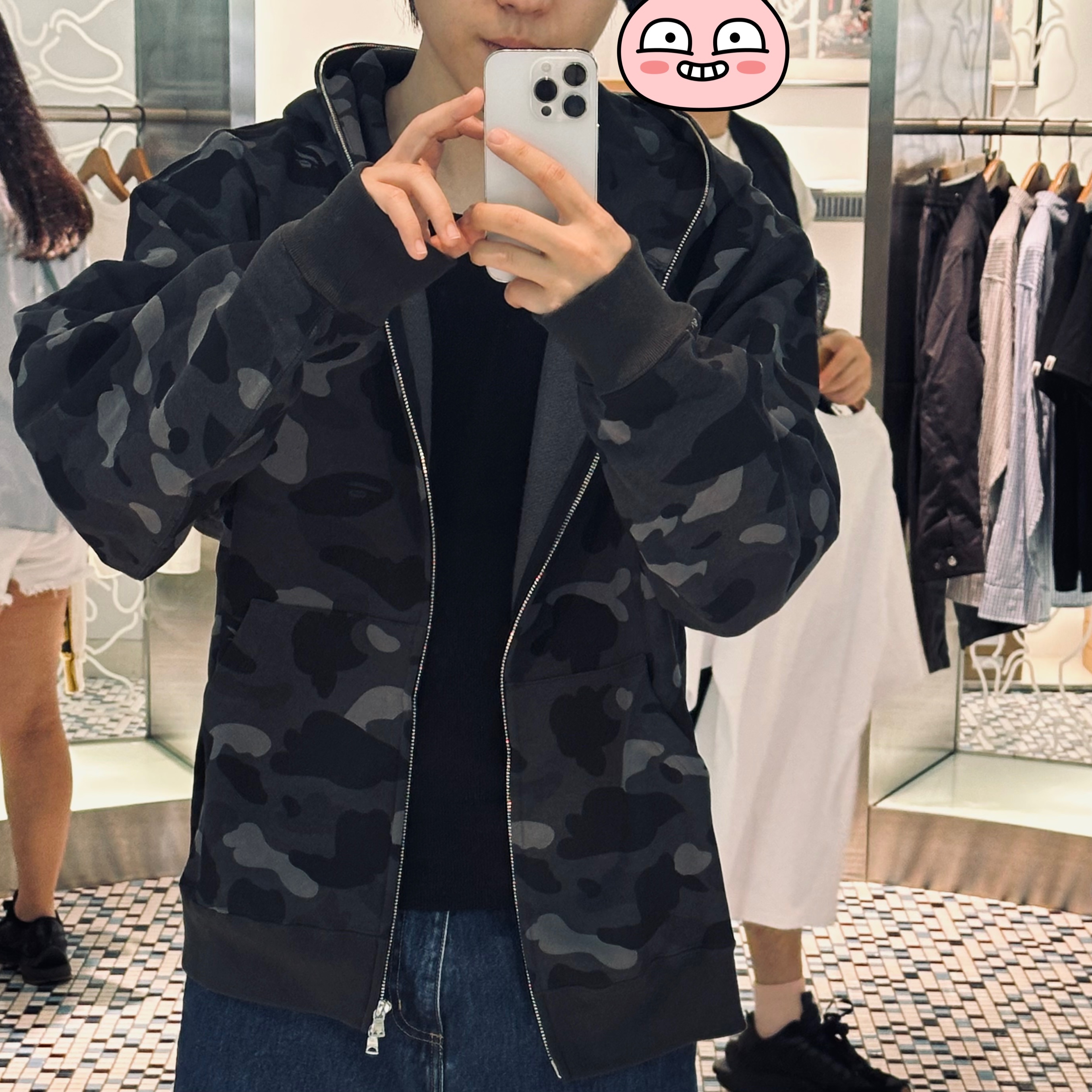 BAPE One Point Color Camo Cropped Full Zip Hoodie Black, Carhartt WIP Smith Denim Single Knee Short Blue 착용 스타일
