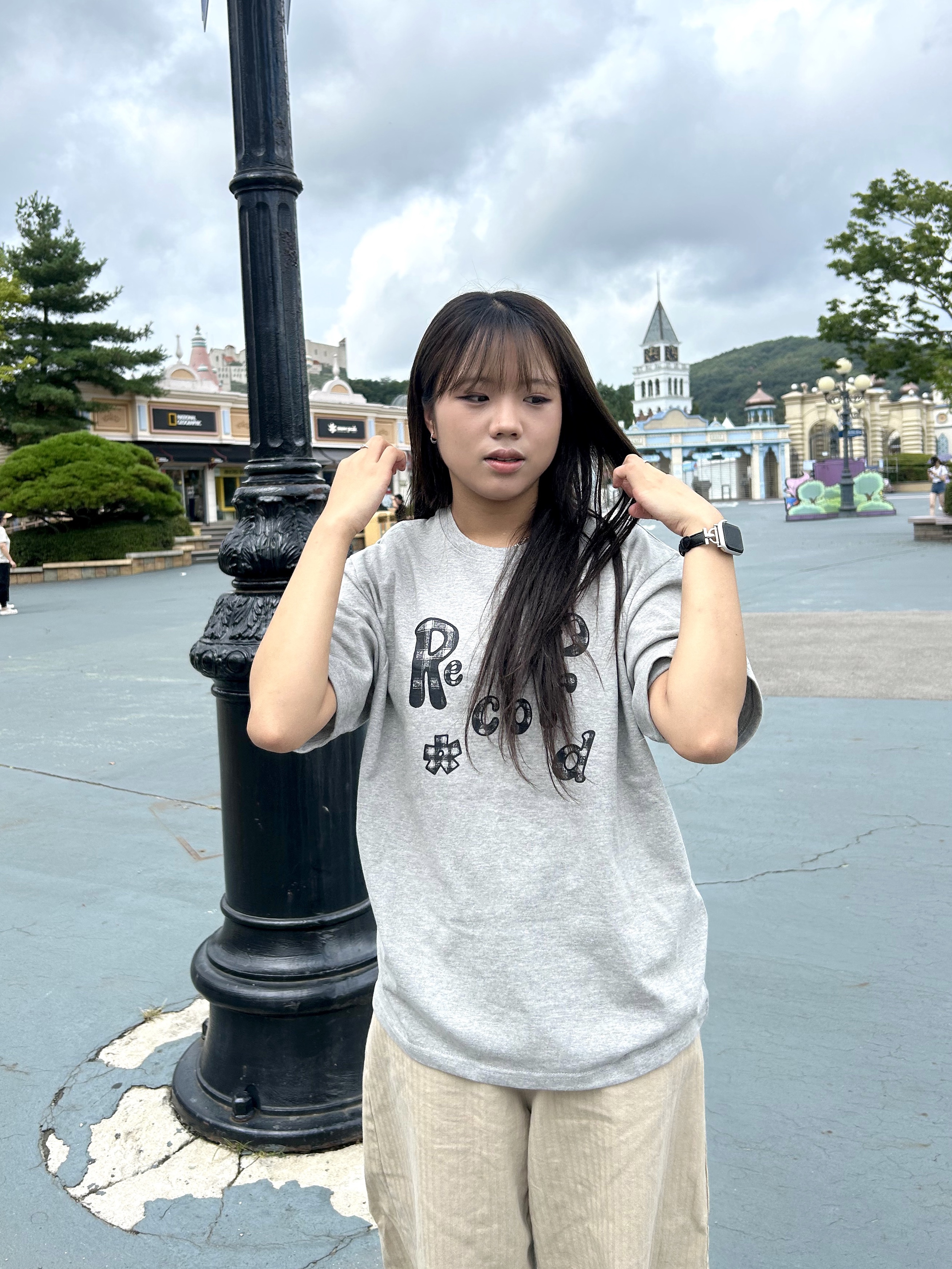 SLOW RECORD HOUSE Typo Play Record T-Shirt Gray 착용 스타일 - 1