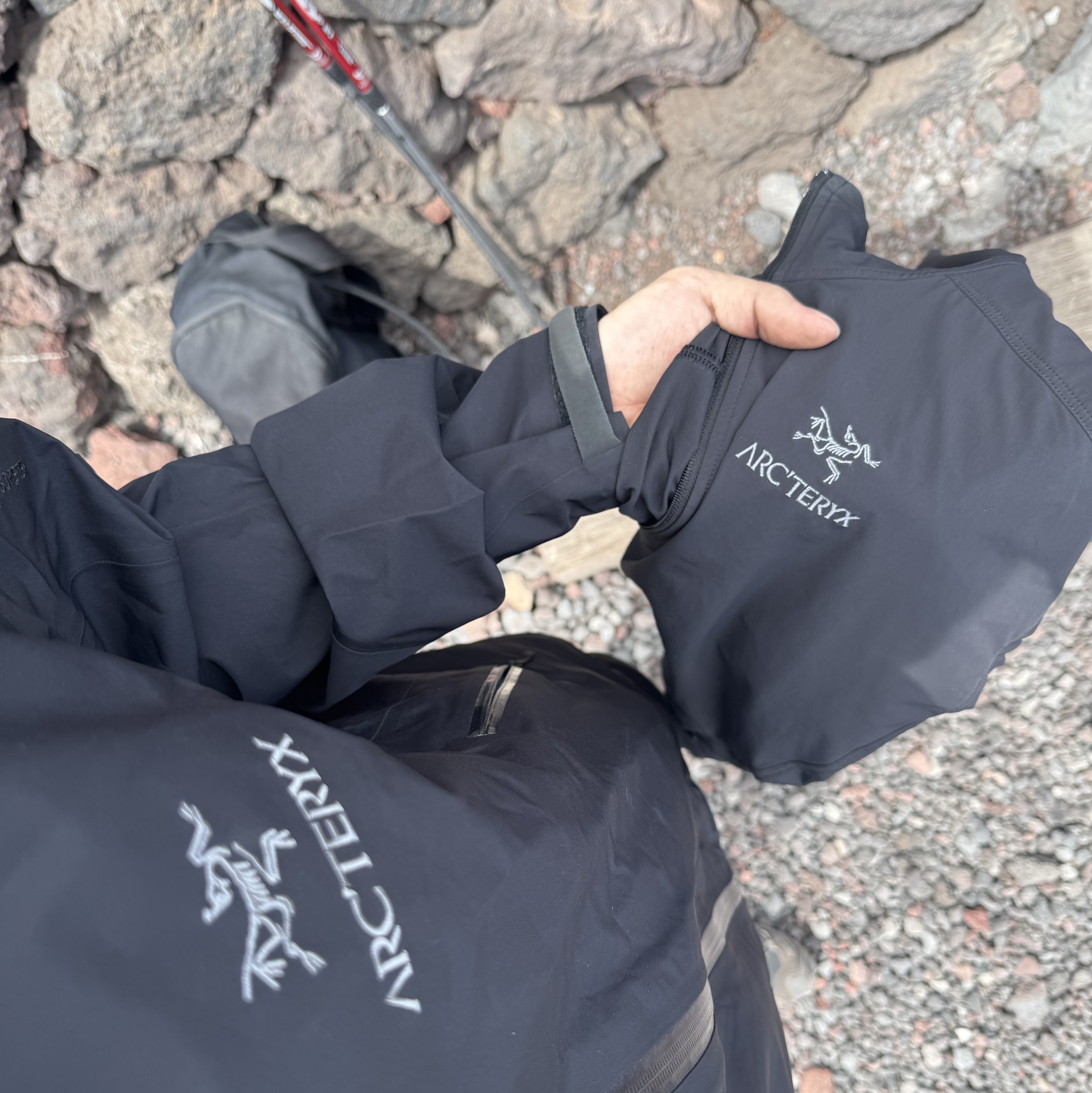 Arc'teryx Beta LT Jacket Black, Salomon XA Pro 3D Black Magnet 착용 스타일 - 3