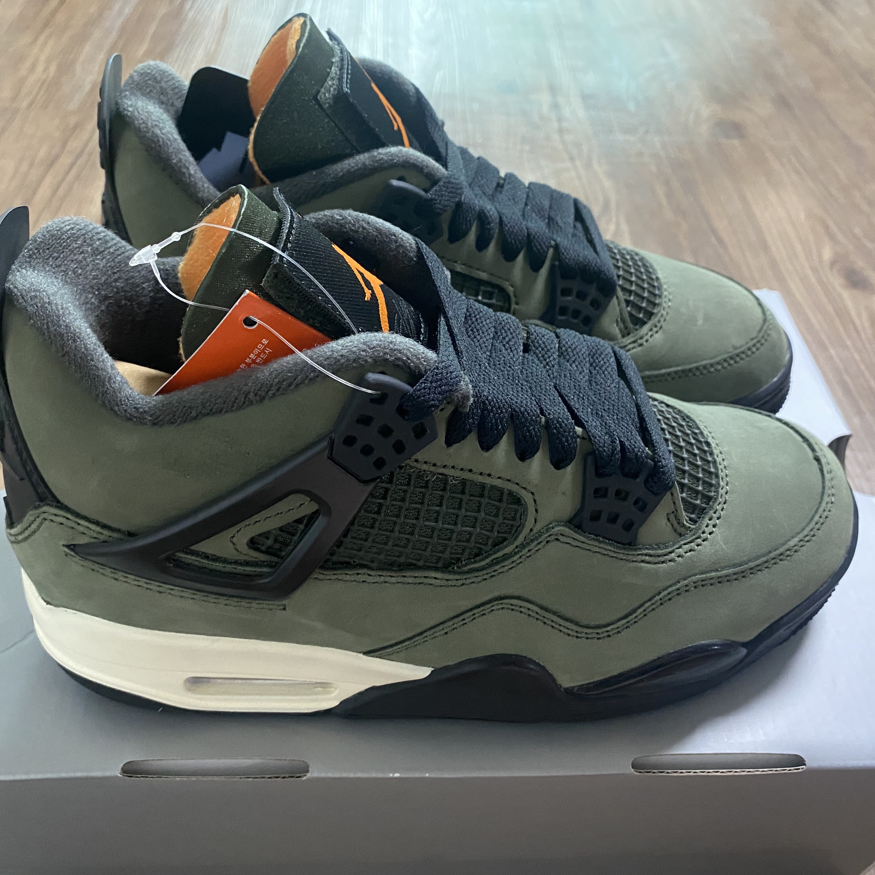 Jordan 4 x Undefeated Retro OG SP Deep Green and Clementine 착용 스타일 - 6