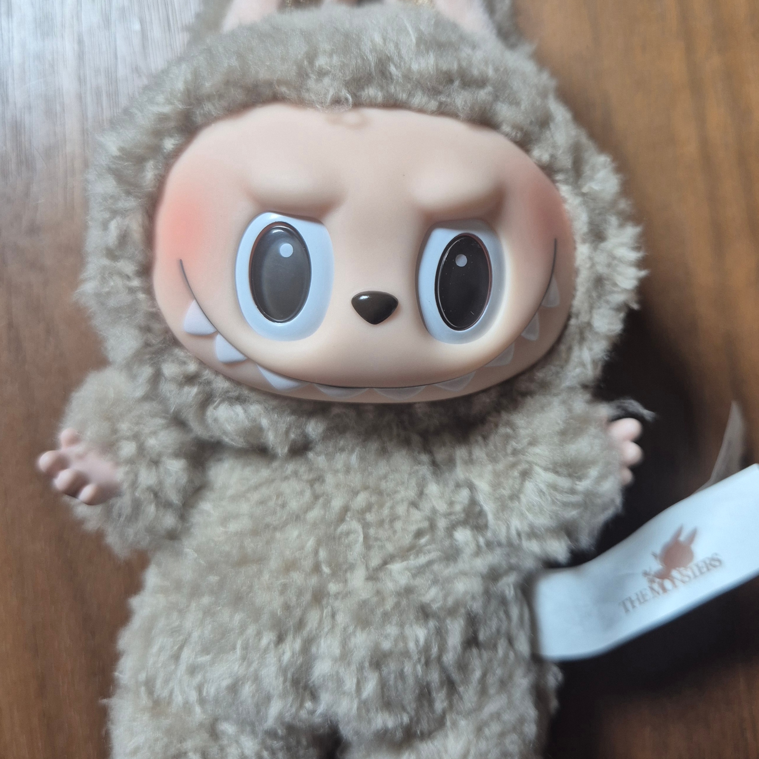 Pop Mart Labubu The Monsters Labubu Tasty Macarons Series Toffe Keyring 착용 스타일 - 1