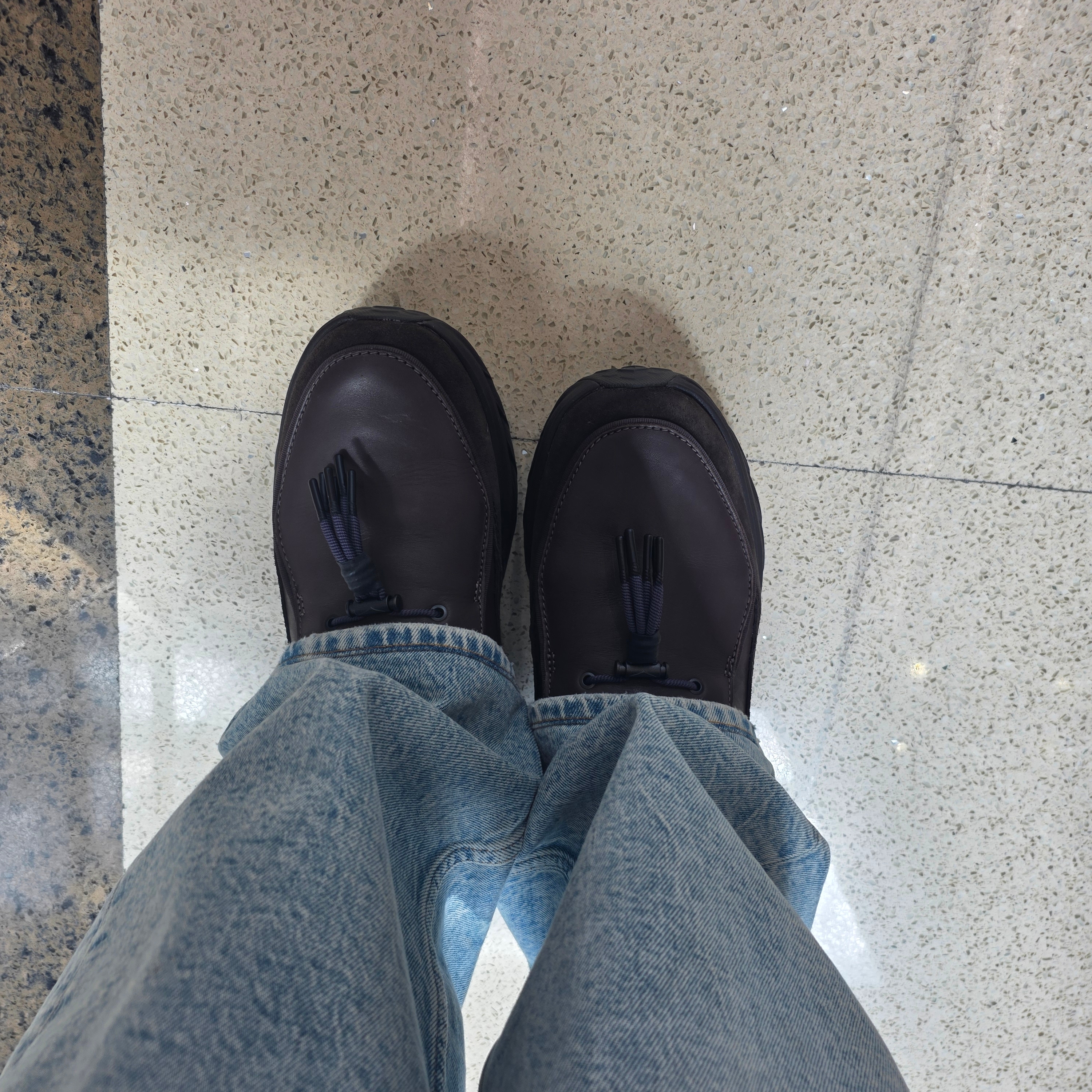Hoka Speed Loafer Walnut Cast Iron 착용 스타일