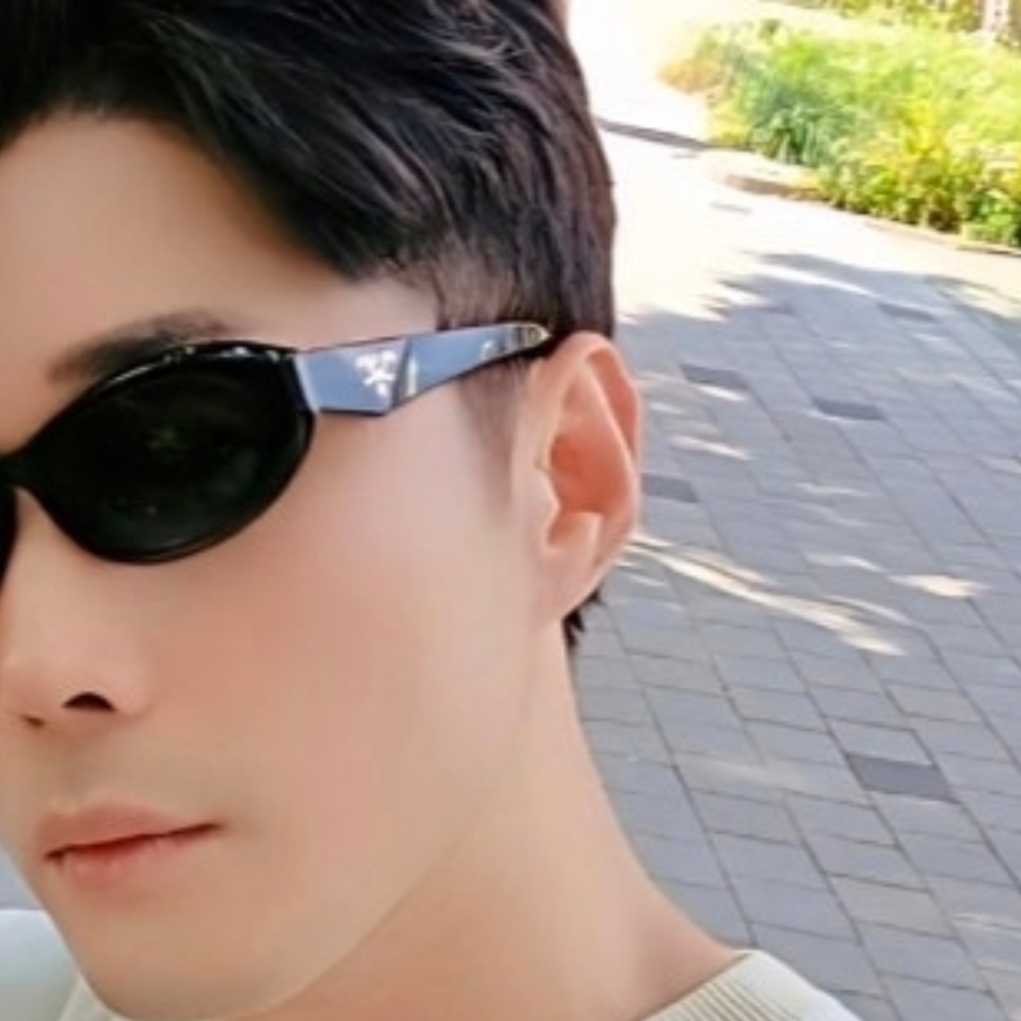 Prada Symbole Sunglasses Slate Gray Lenses Alternative fit, Louis Vuitton Daily Pouch Monogram Empreinte Black 착용 스타일 - 2