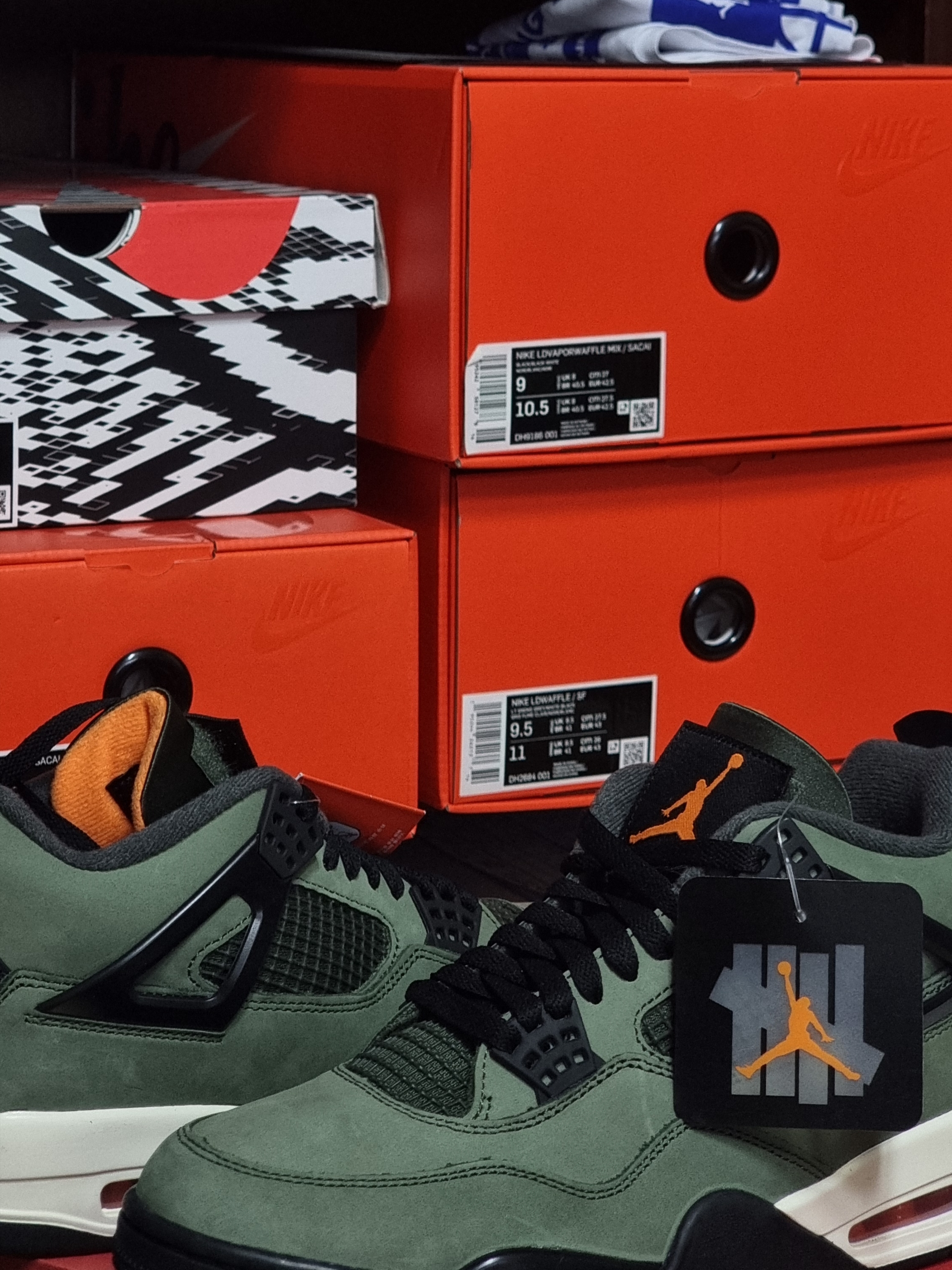 Jordan 4 x Undefeated Retro OG SP Deep Green and Clementine 착용 스타일