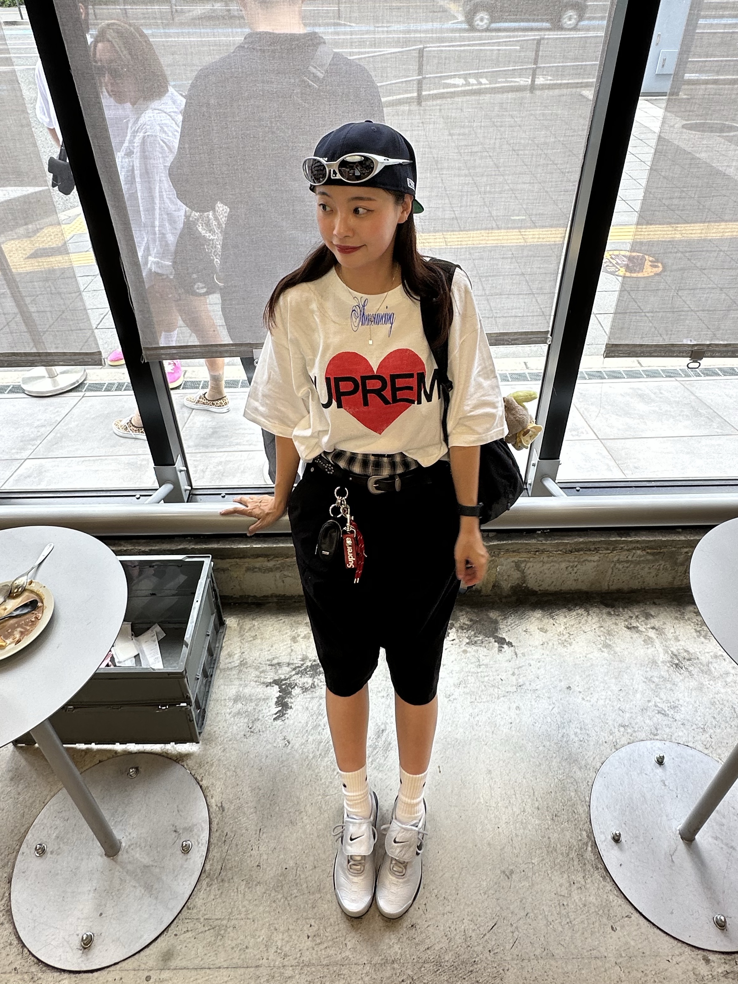 Nike Air Max Plus TNPO Wolf Grey and Black, Supreme Announcing T-Shirt White - 25SS 착용 스타일 - 1