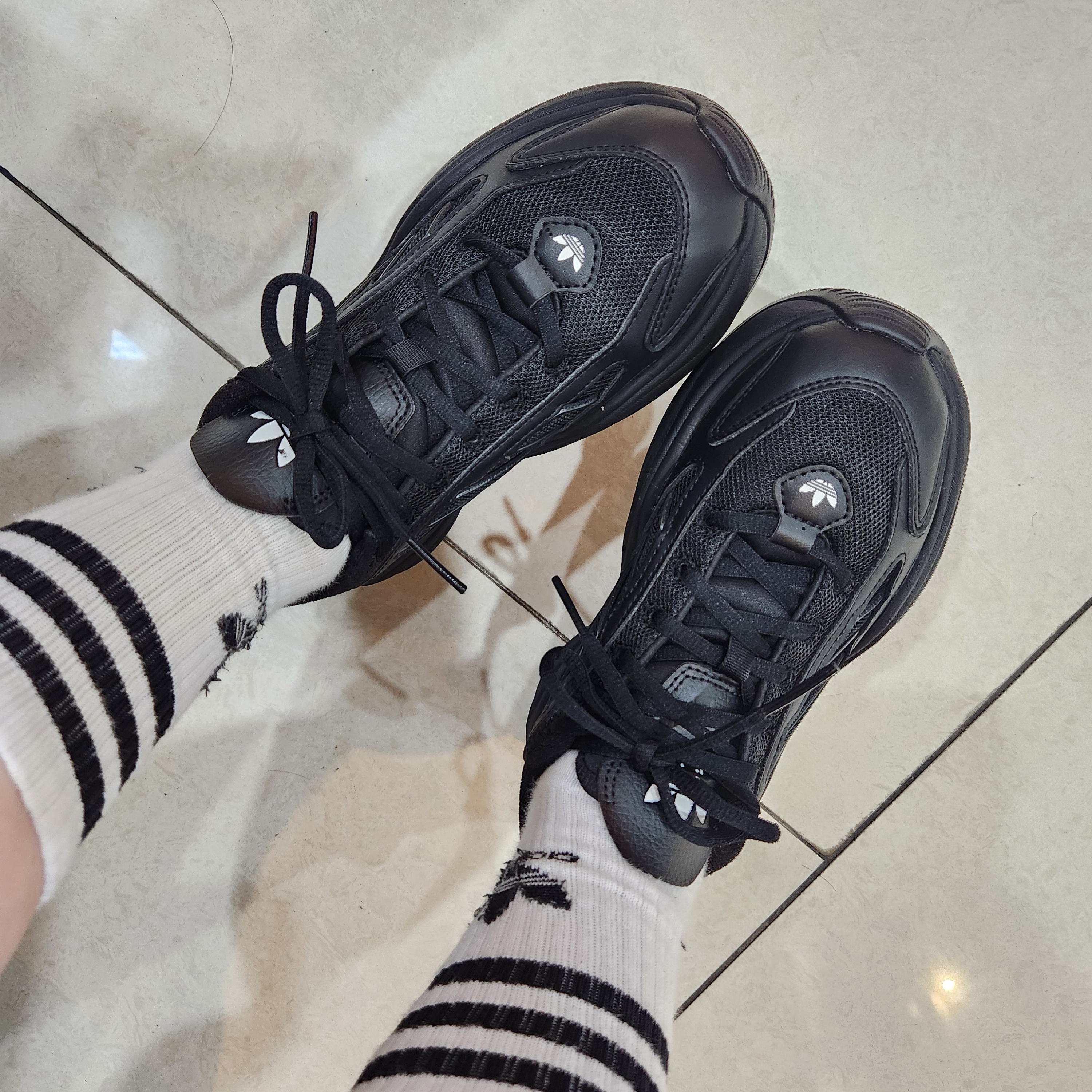(W) Adidas Ozgaia Core Black 착용 스타일 - 2