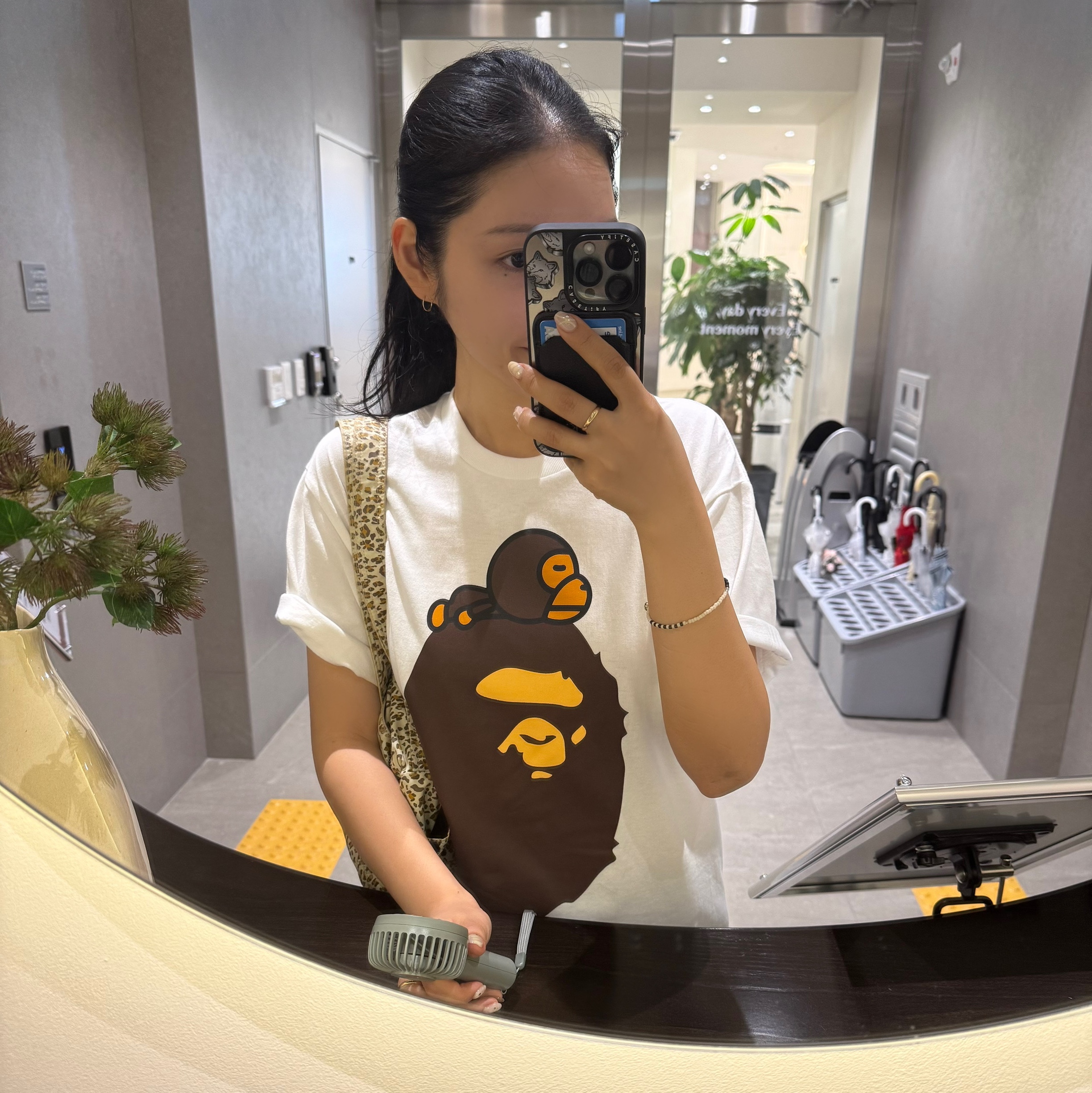 BAPE Milo On Big Ape T-Shirt White, Porter Tanker Duffle Bag L Iron Blue 착용 스타일 - 4