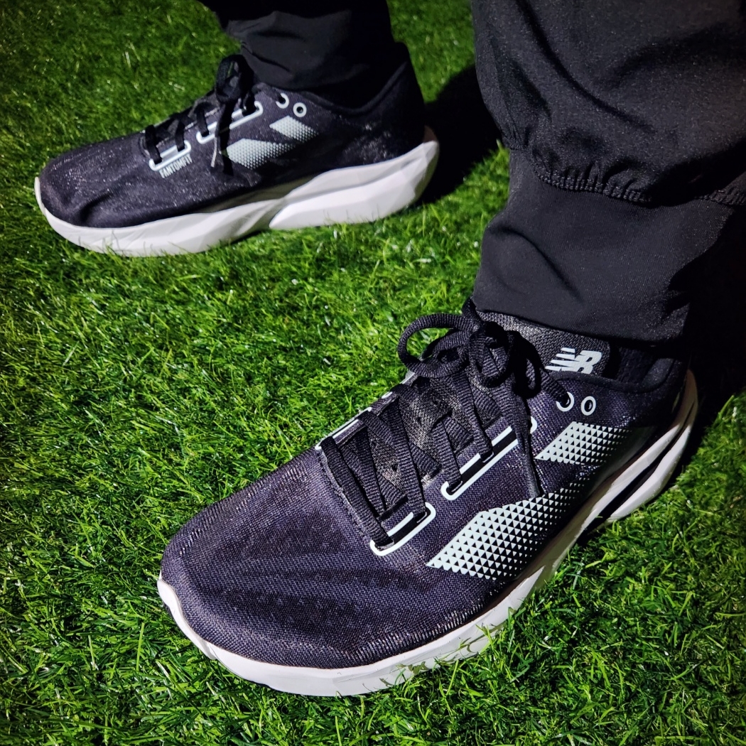 New Balance FuelCell Rebel v4 Black White - 2E Wide 착용 스타일 - 2