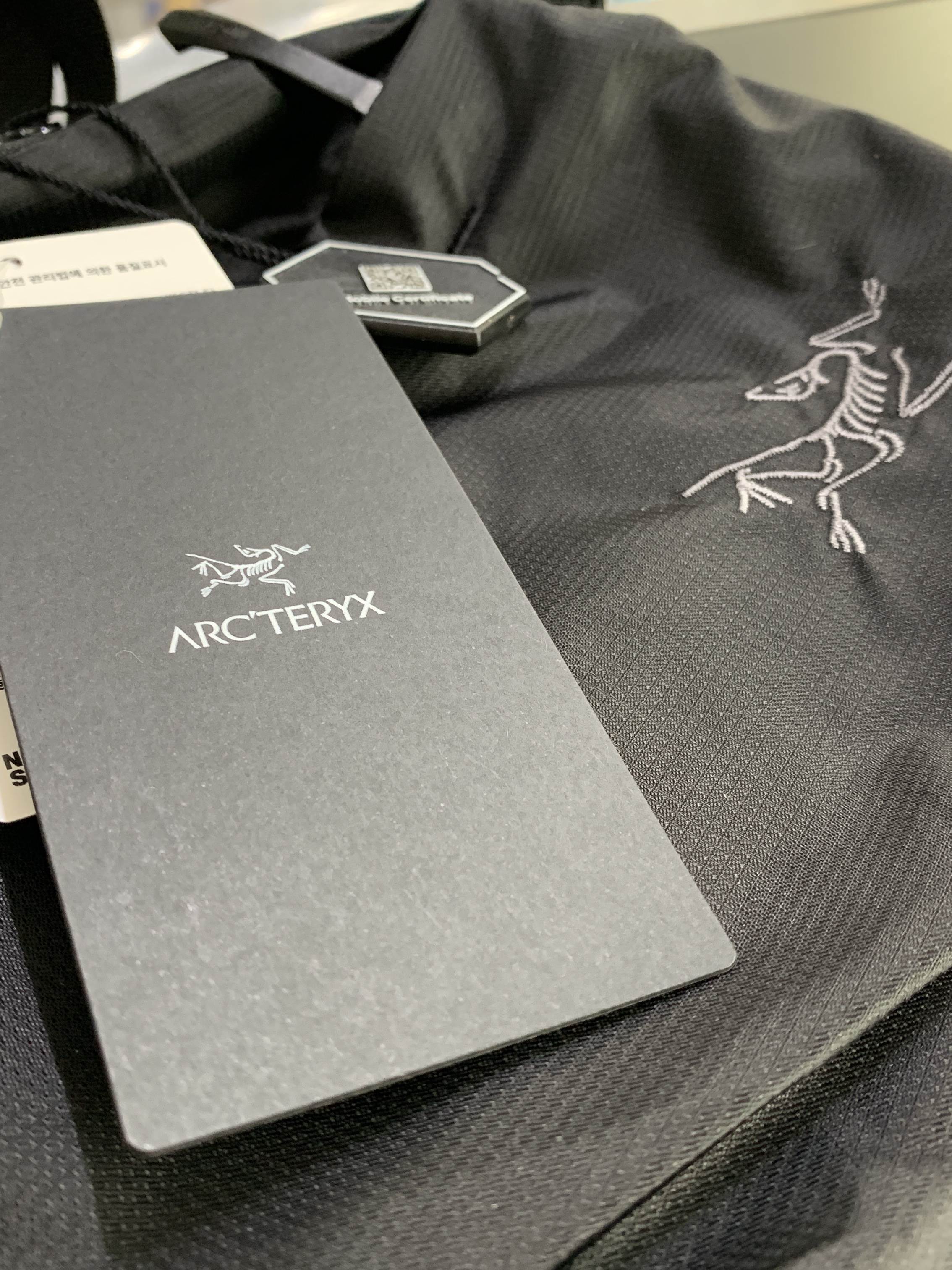Arc'teryx Heliad 6 Crossbody Bag Black 착용 스타일 - 1