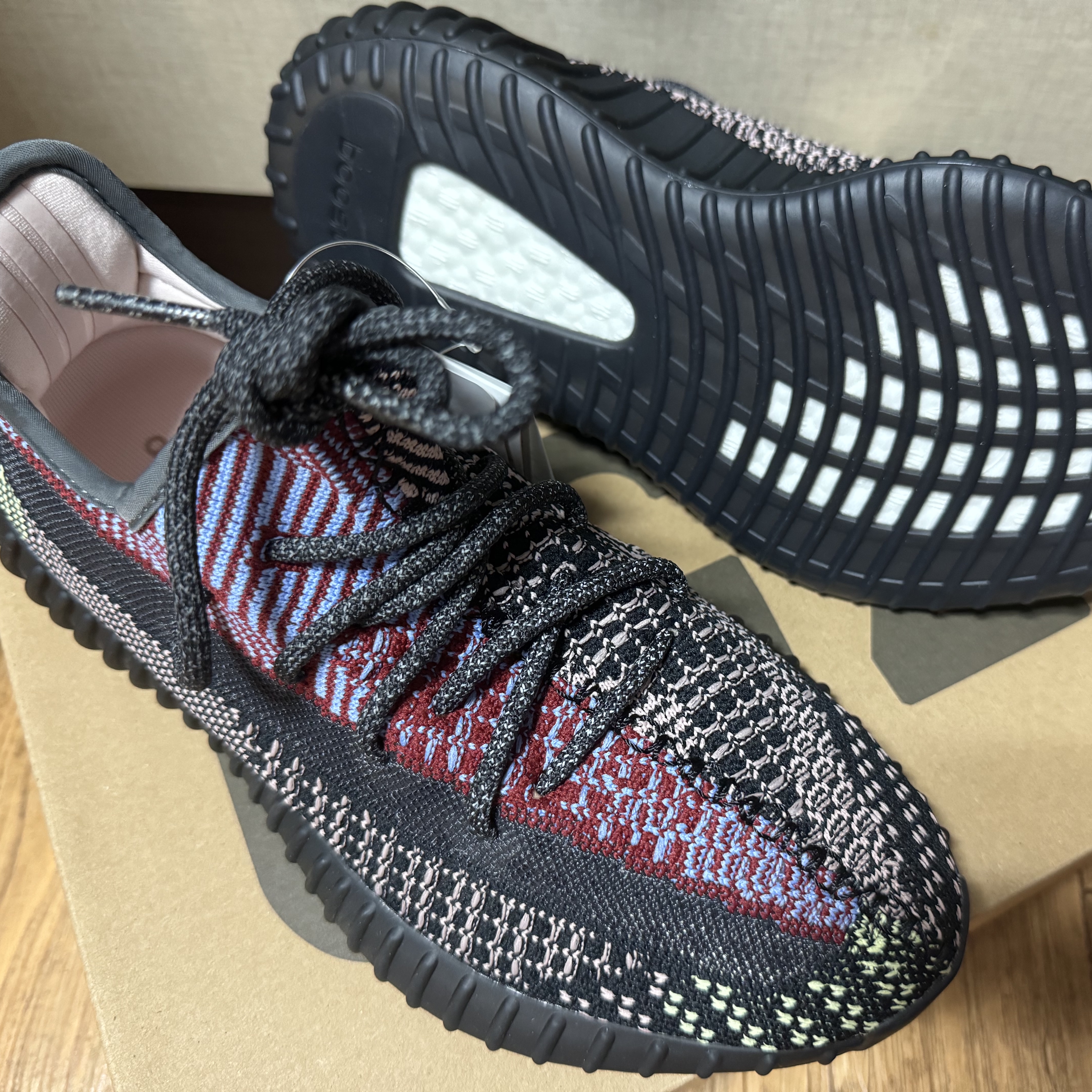 Adidas Yeezy Boost 350 V2 Yecheil - Non-Reflective 착용 스타일