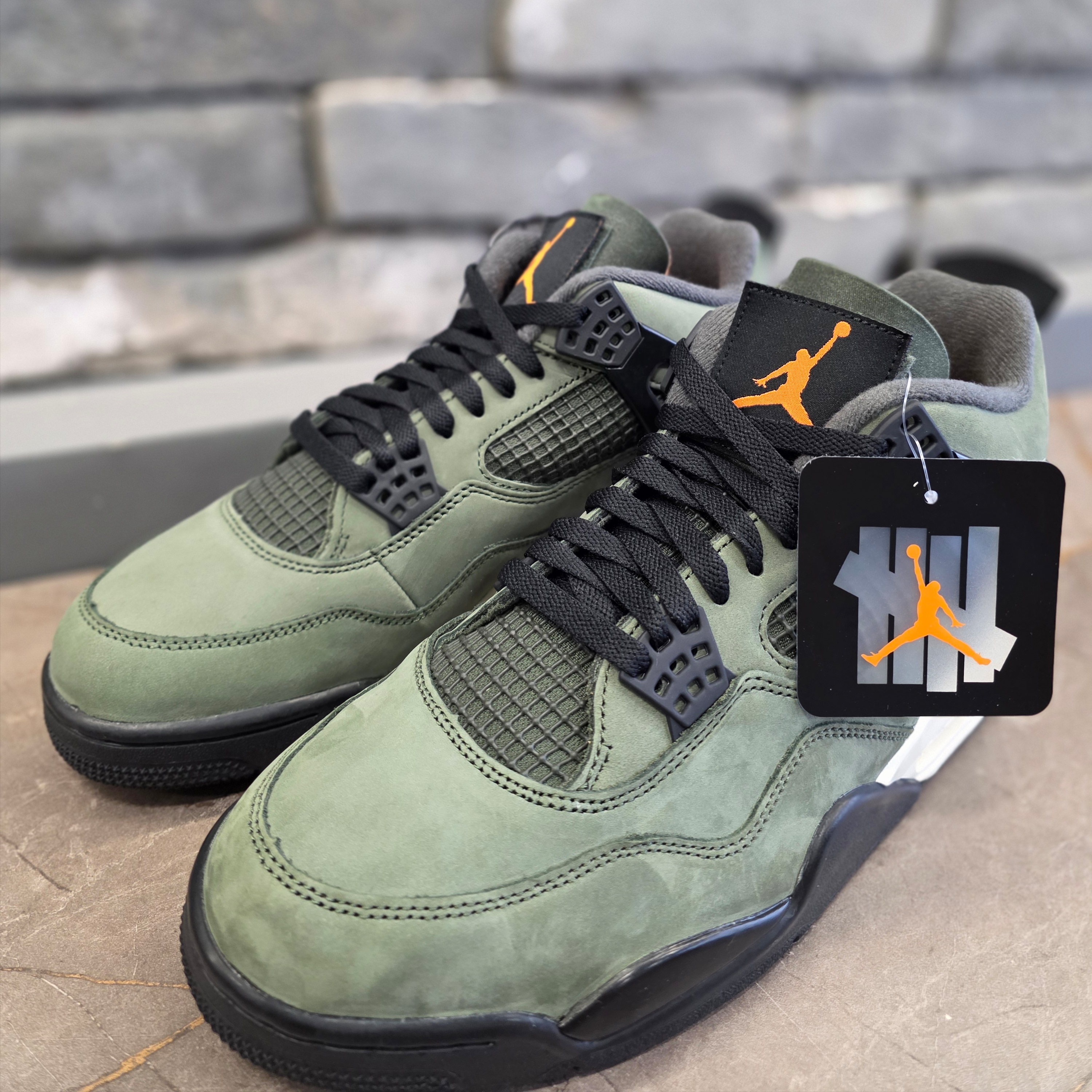 Jordan 4 x Undefeated Retro OG SP Deep Green and Clementine 착용 스타일