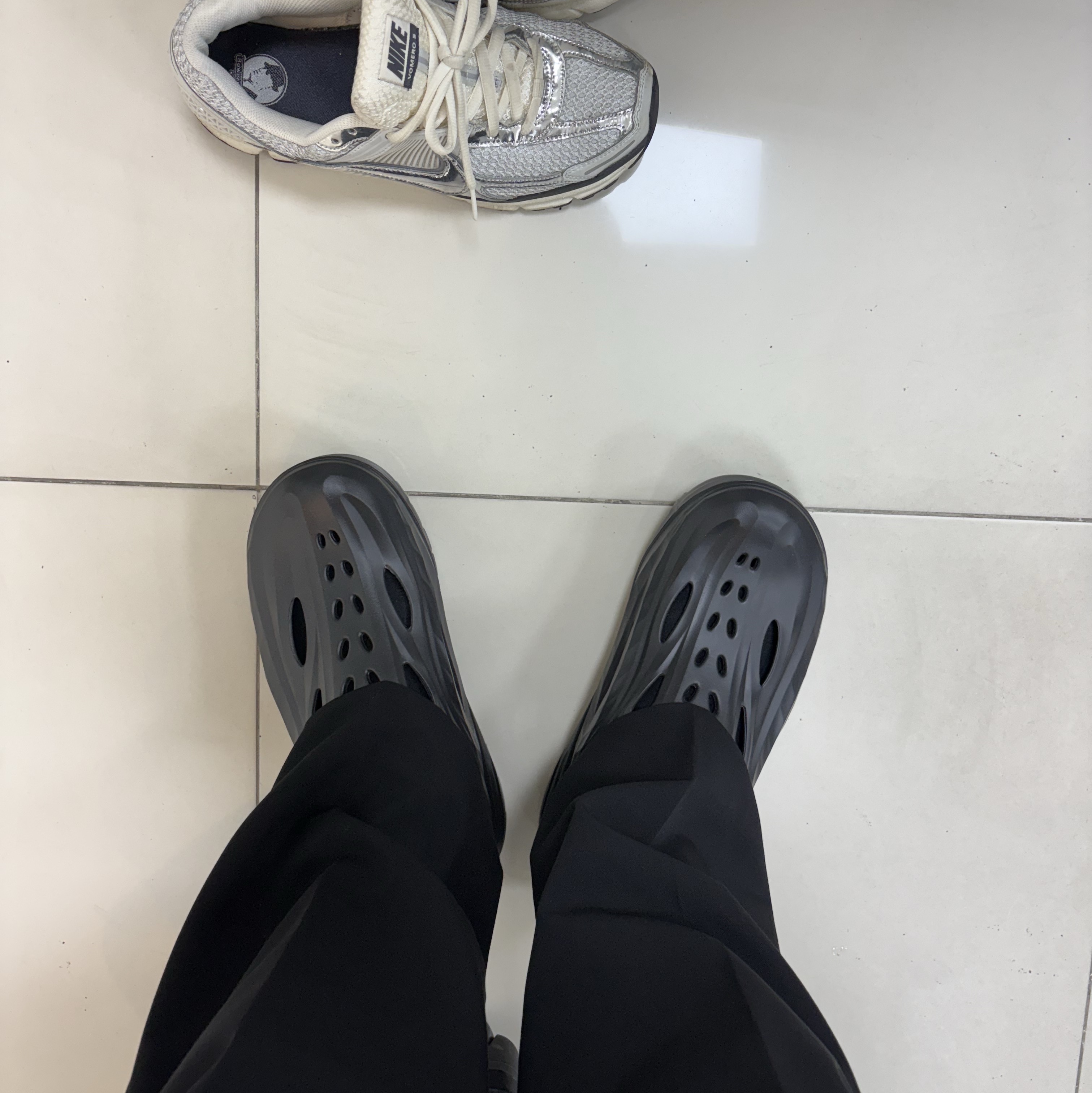 Hoka Ora Recovery Mule Black, Nike Zoom Vomero 5 Photon Dust Gridiron 착용 스타일