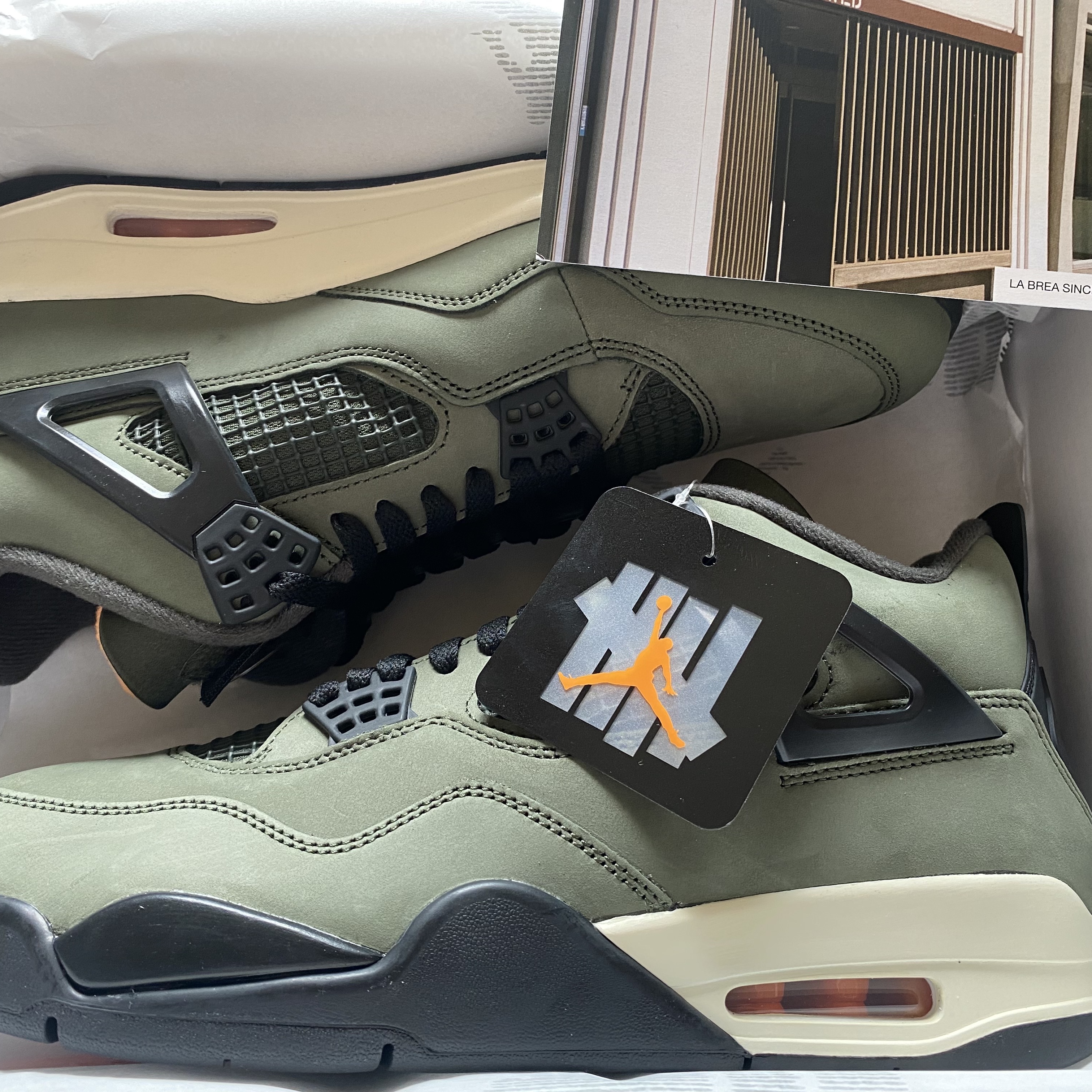 Jordan 4 x Undefeated Retro OG SP Deep Green and Clementine 착용 스타일 - 2