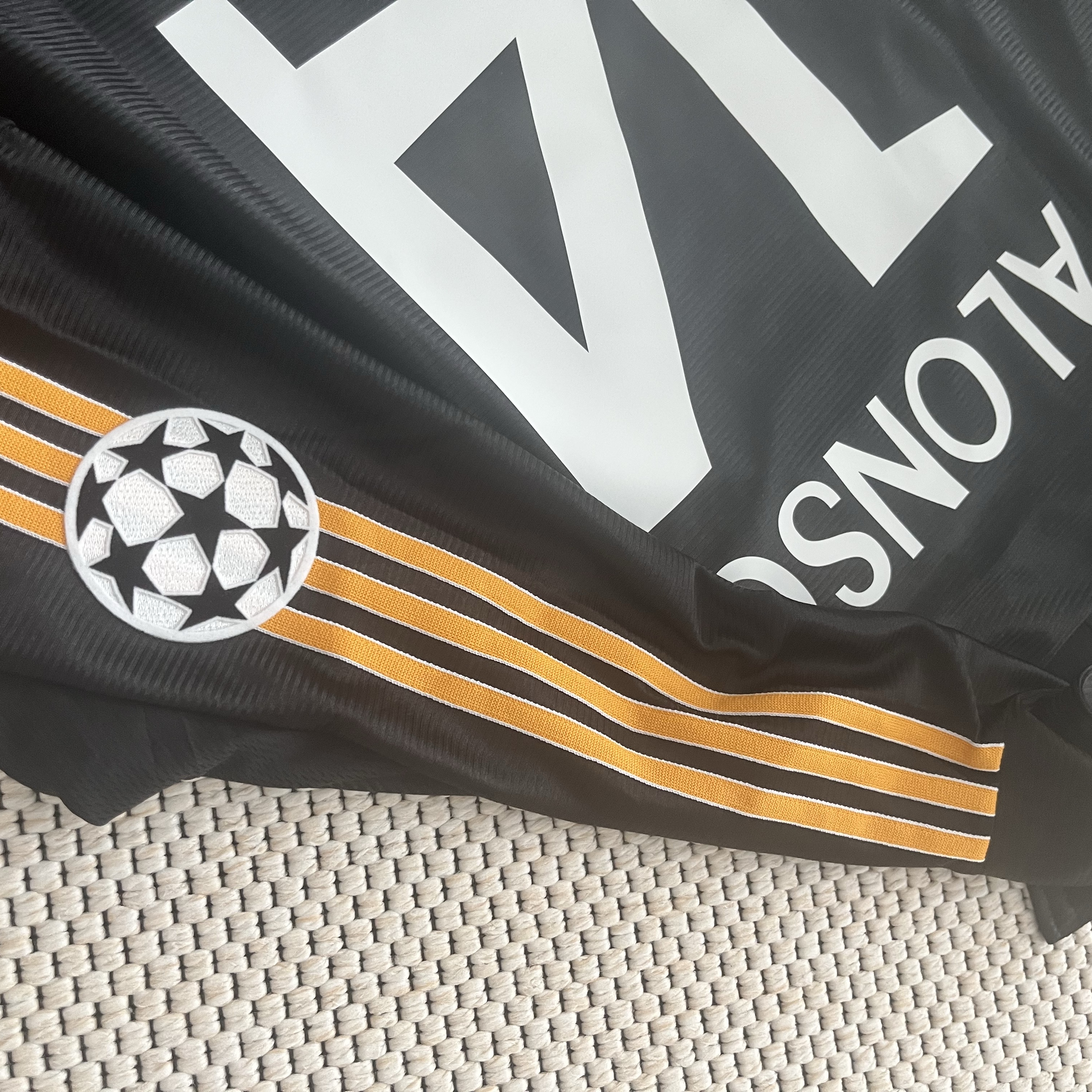 Adidas Real Madrid 99/00 Away Jersey Black - KR Sizing (Non Marking Ver.) 착용 스타일 - 3