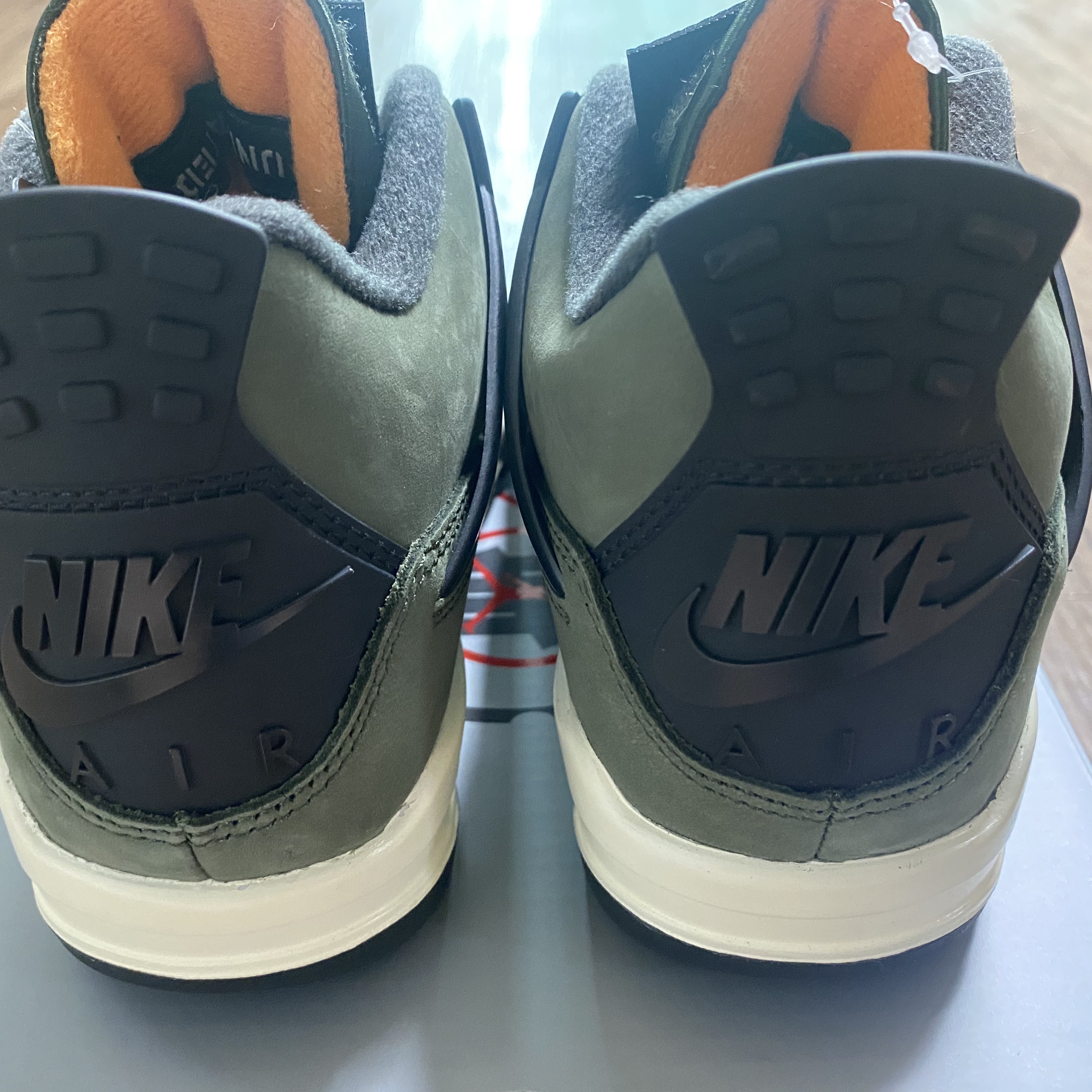 Jordan 4 x Undefeated Retro OG SP Deep Green and Clementine 착용 스타일 - 5
