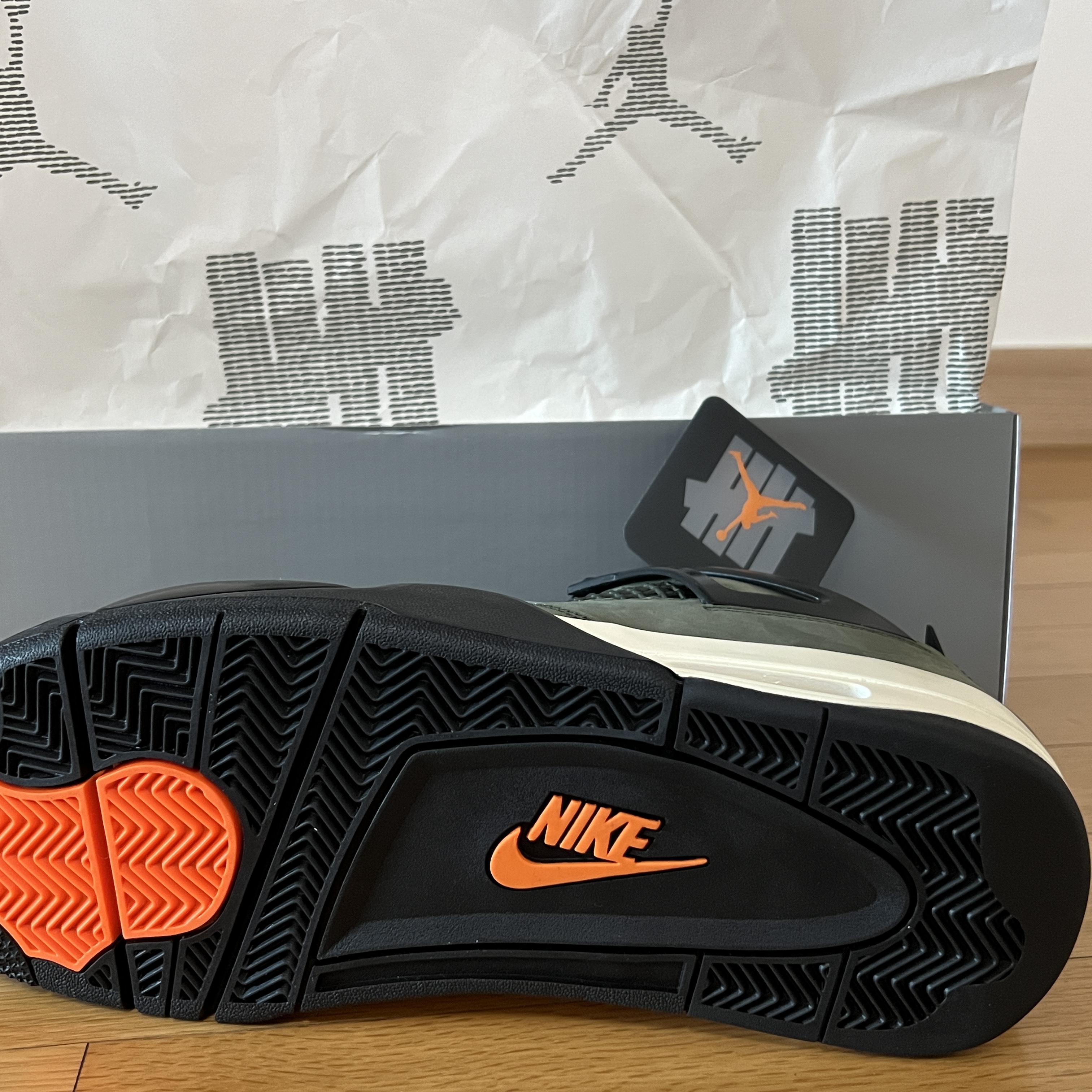 Jordan 4 x Undefeated Retro OG SP Deep Green and Clementine 착용 스타일 - 3