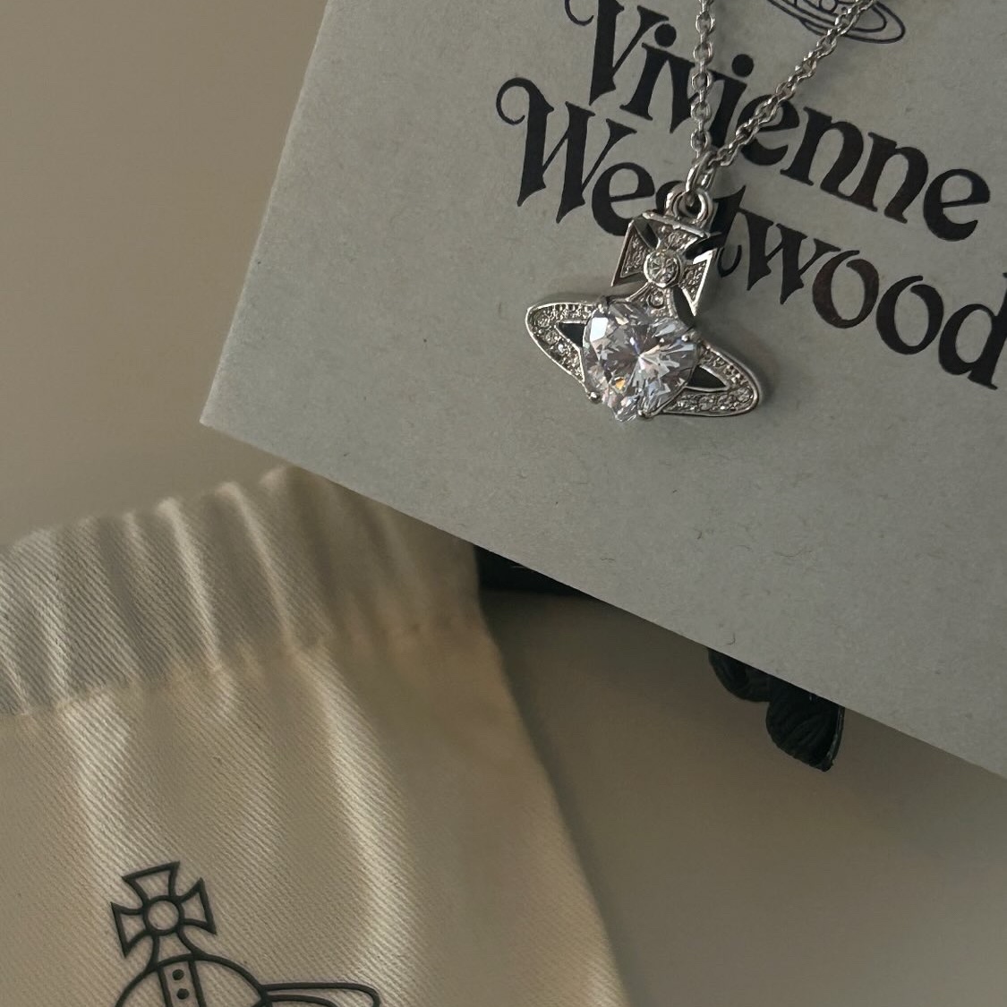 Vivienne Westwood Ariella Pendant Platinum 착용 스타일