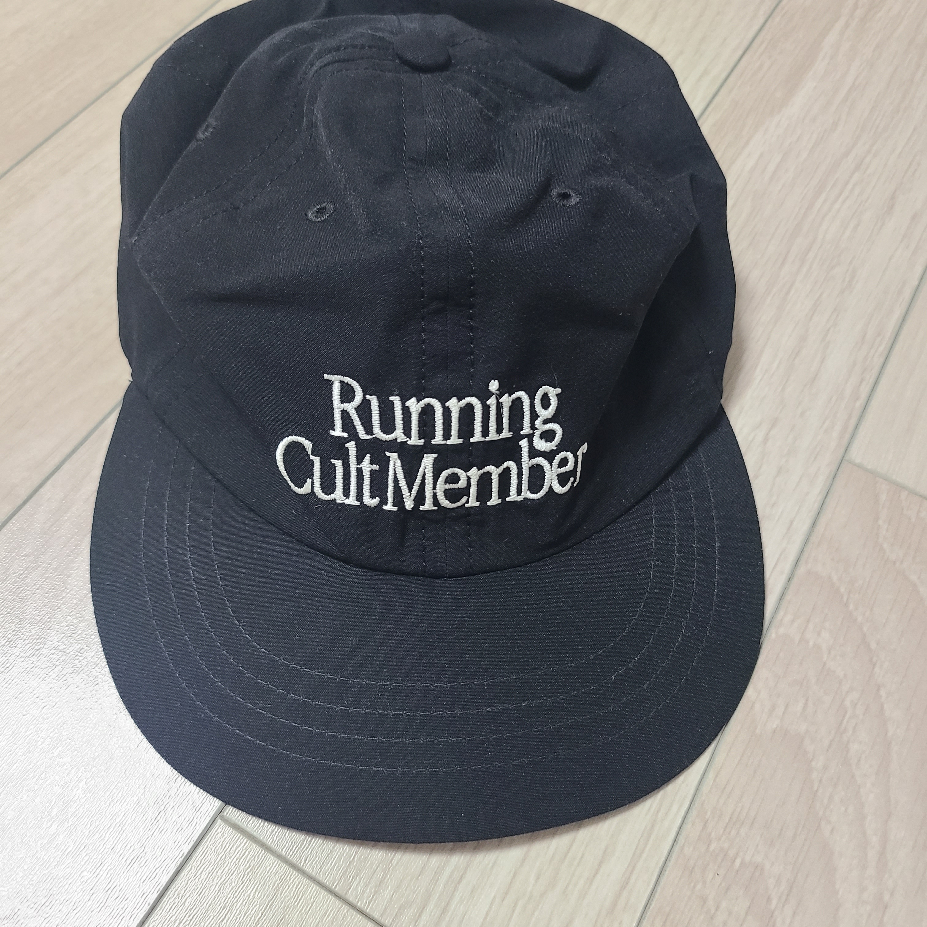 Satisfy Peaceshell Running Cap Black 착용 스타일