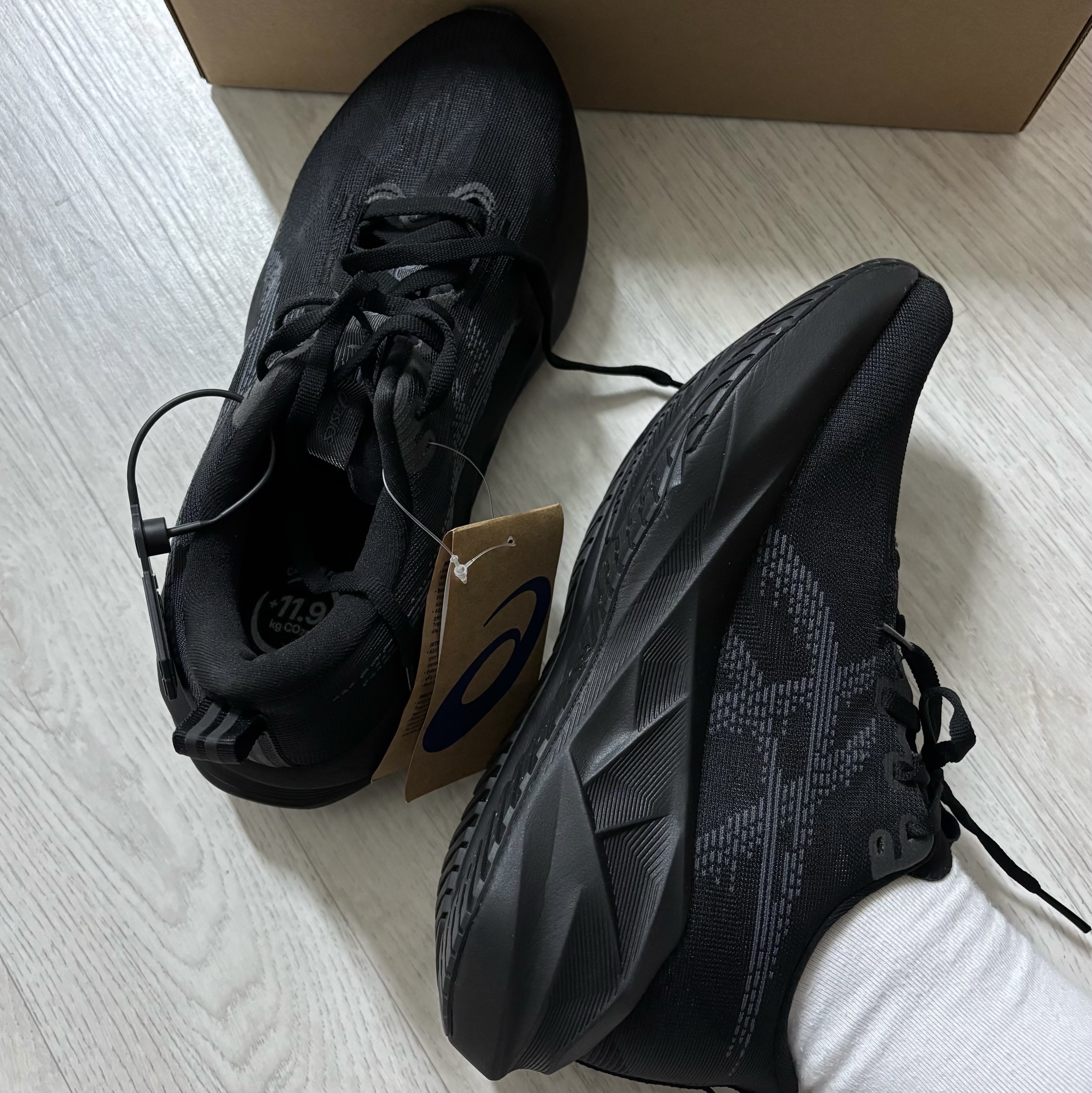 (W) Asics Novablast 5 Black Carrier Grey 착용 스타일 - 1