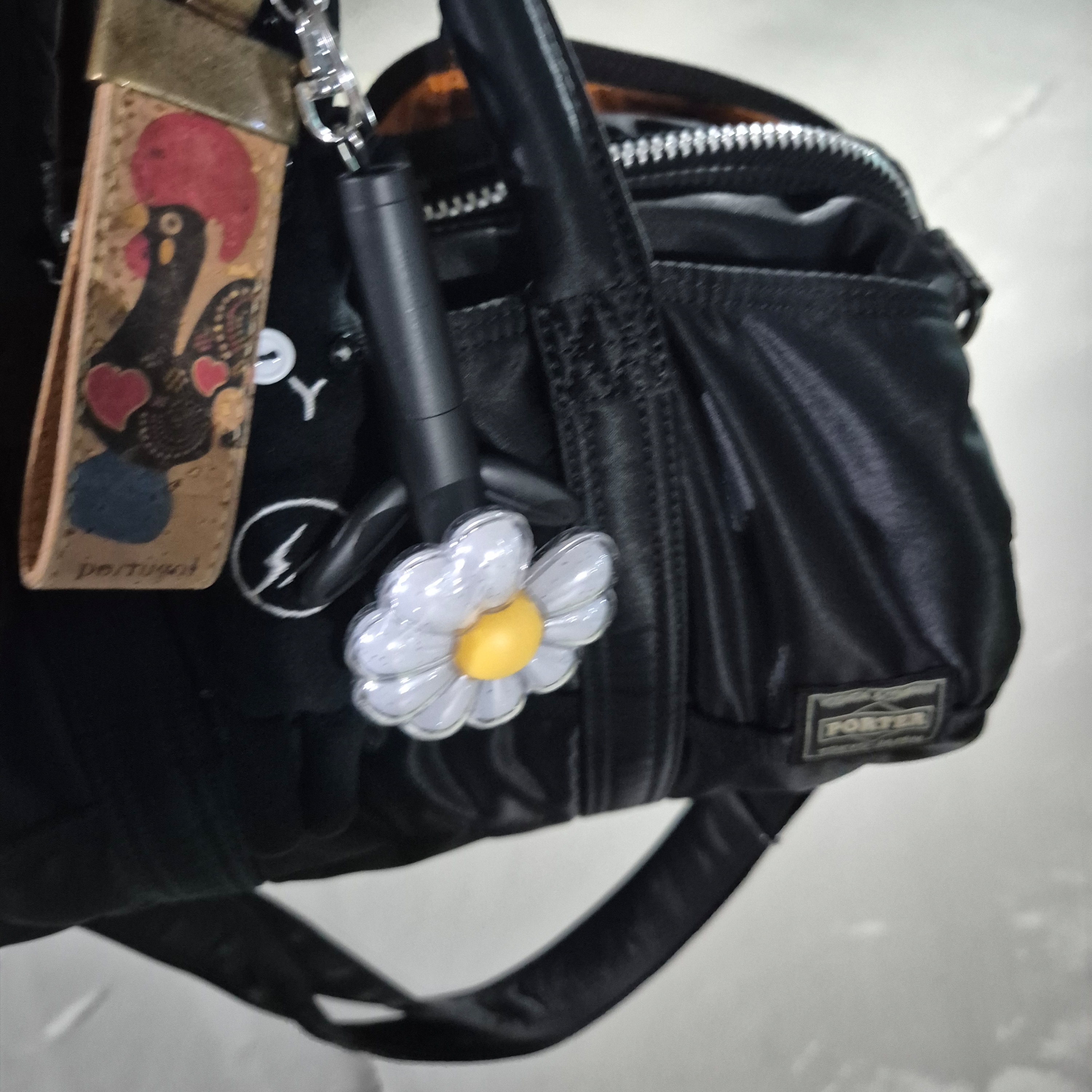 G-DRAGON Ubermensch Official Mini Light Keyring, Porter All New Tanker Roll Bag Black 착용 스타일