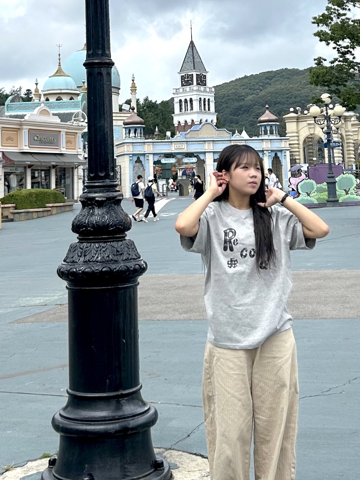 SLOW RECORD HOUSE Typo Play Record T-Shirt Gray 착용 스타일 - 2
