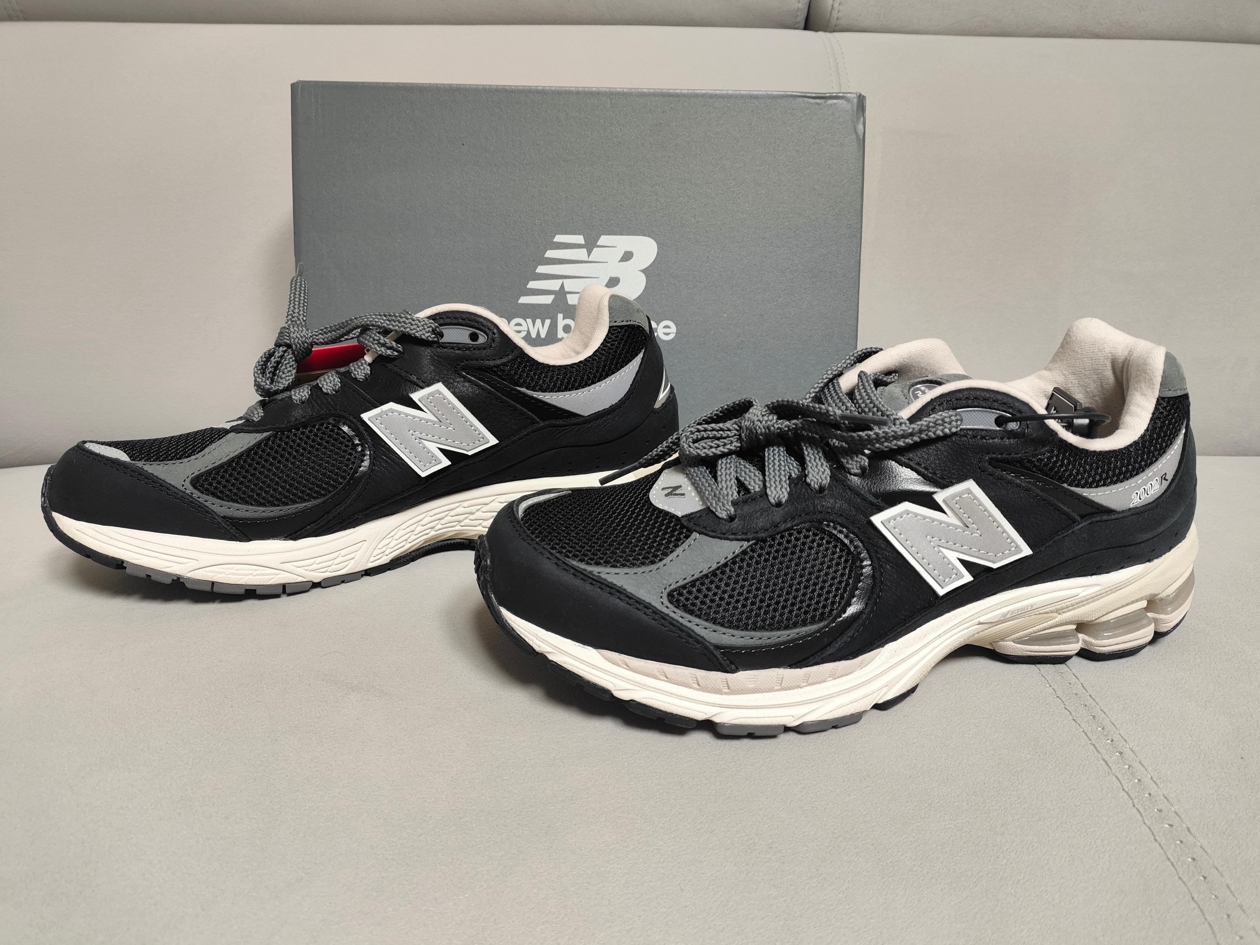 New Balance 2002R Premium Vintage Black 착용 스타일 - 1