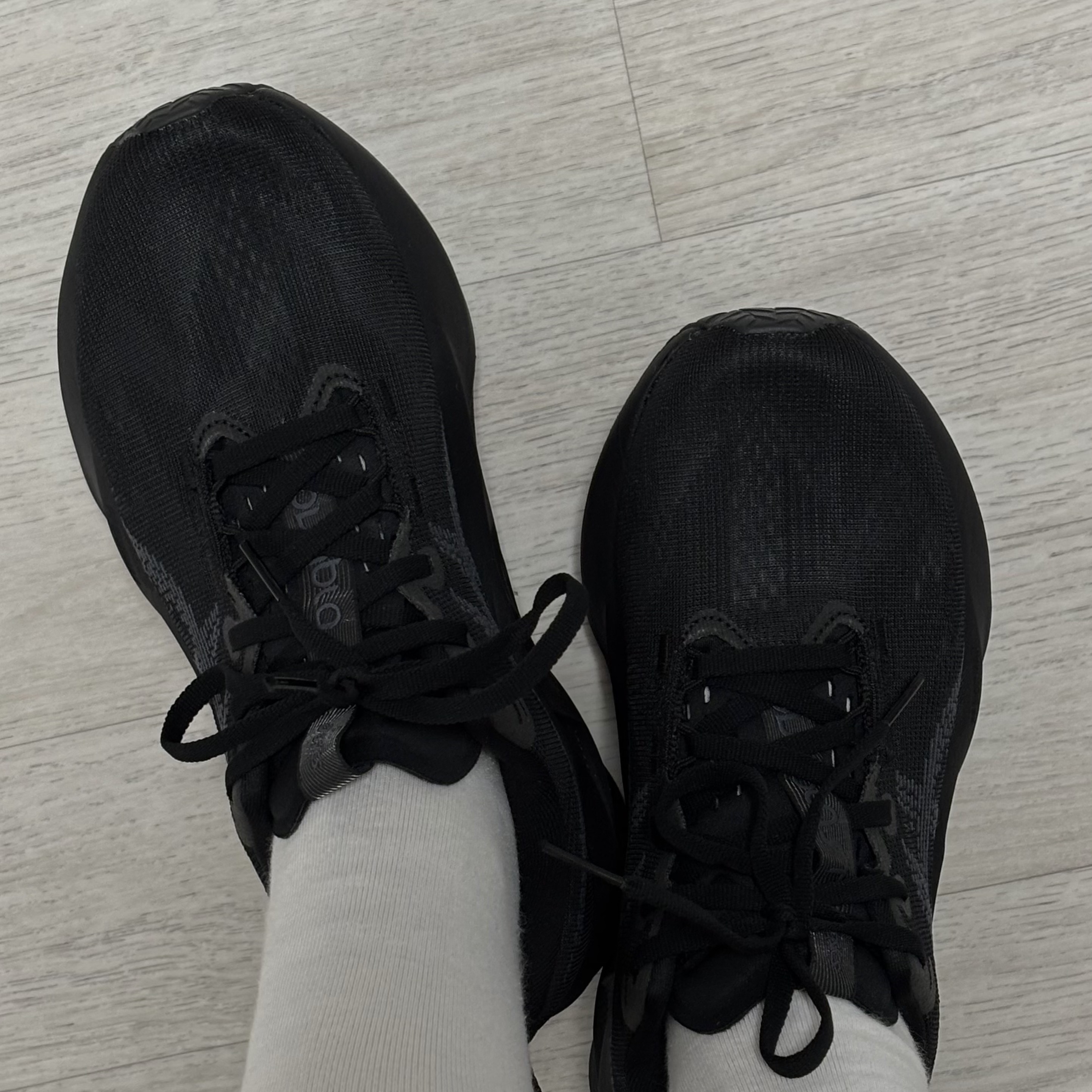 (W) Asics Novablast 5 Black Carrier Grey 착용 스타일 - 4