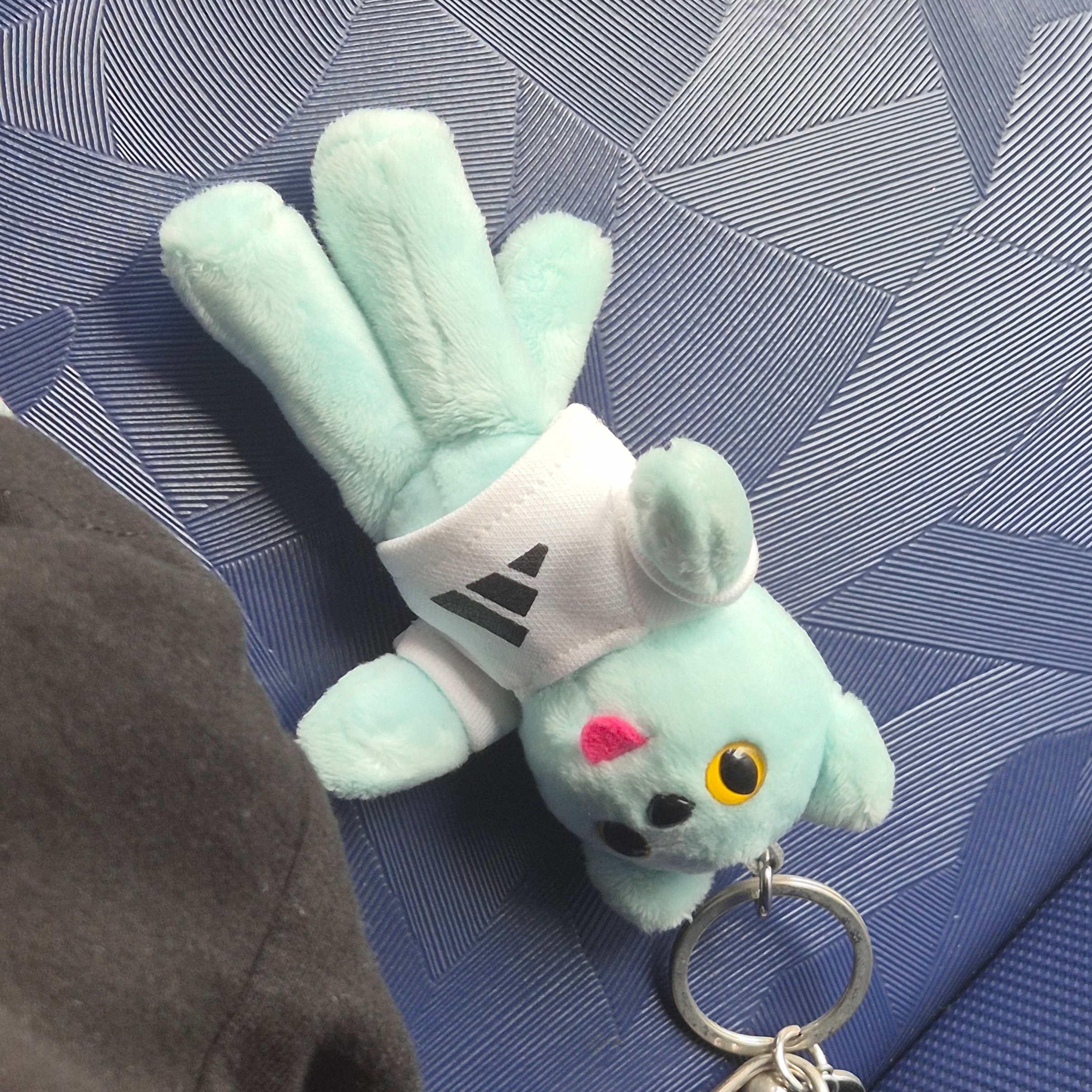 Comfort x Adidas Piyong Keyring Cream Soda 착용 스타일