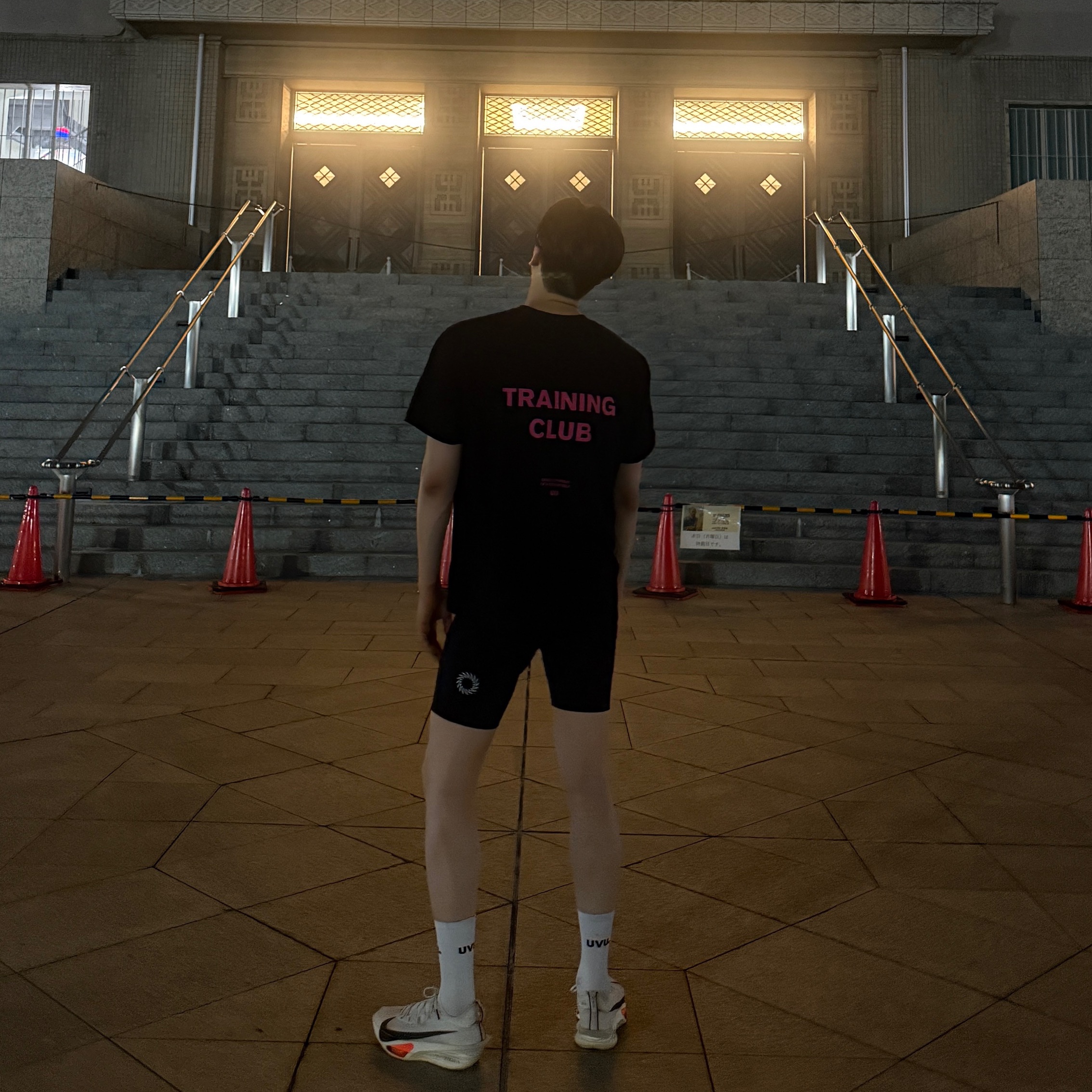 UVU Running Sock White, UVU Training Club T-Shirt Black Pink 착용 스타일 - 4