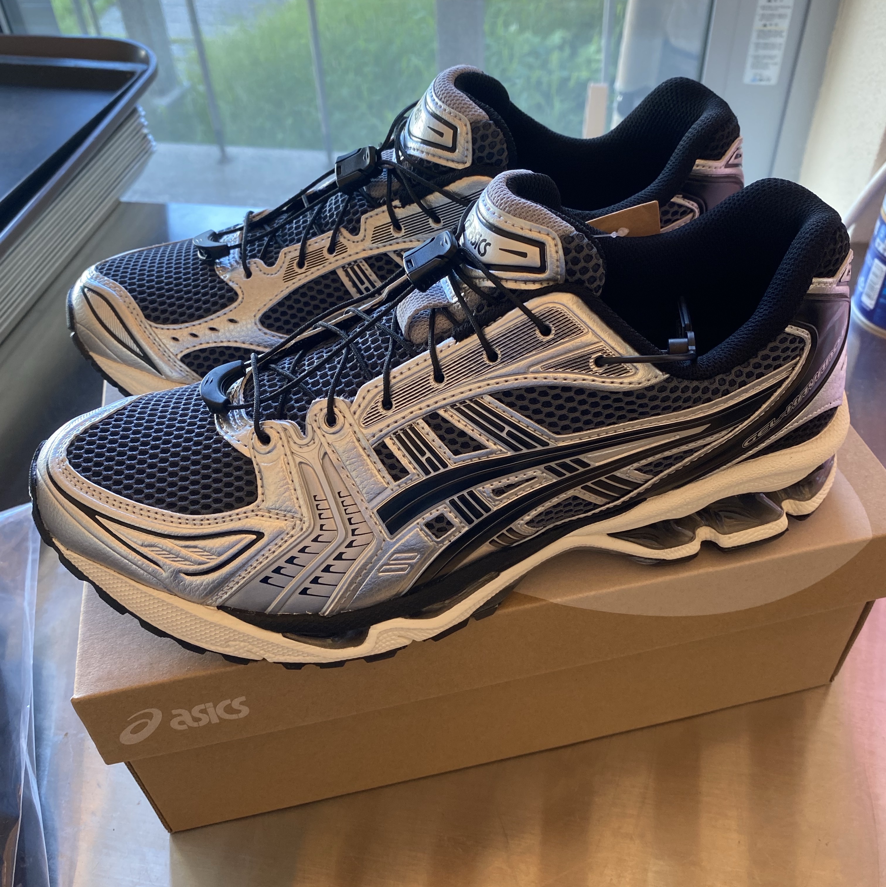 Asics Unlimited Gel-Kayano 14 Carrier Grey Black 착용 스타일