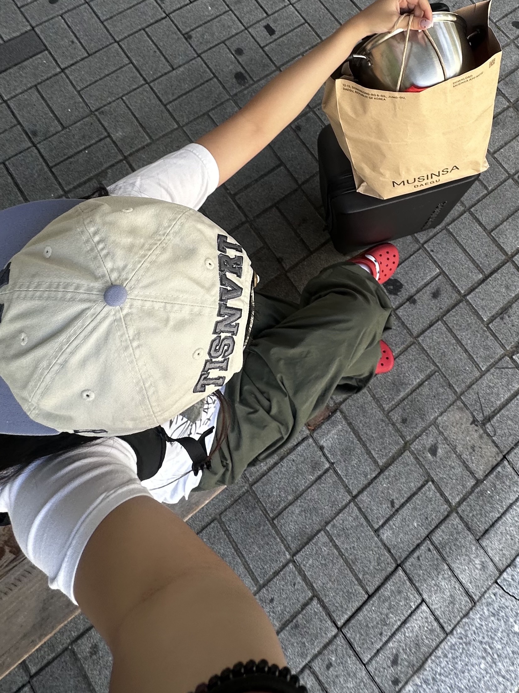 New Era x Thisisneverthat TNT RC950 New York Yankees Ball Cap Ivory, Crocs x Cars Classic Clog Lightning McQueen 착용 스타일
