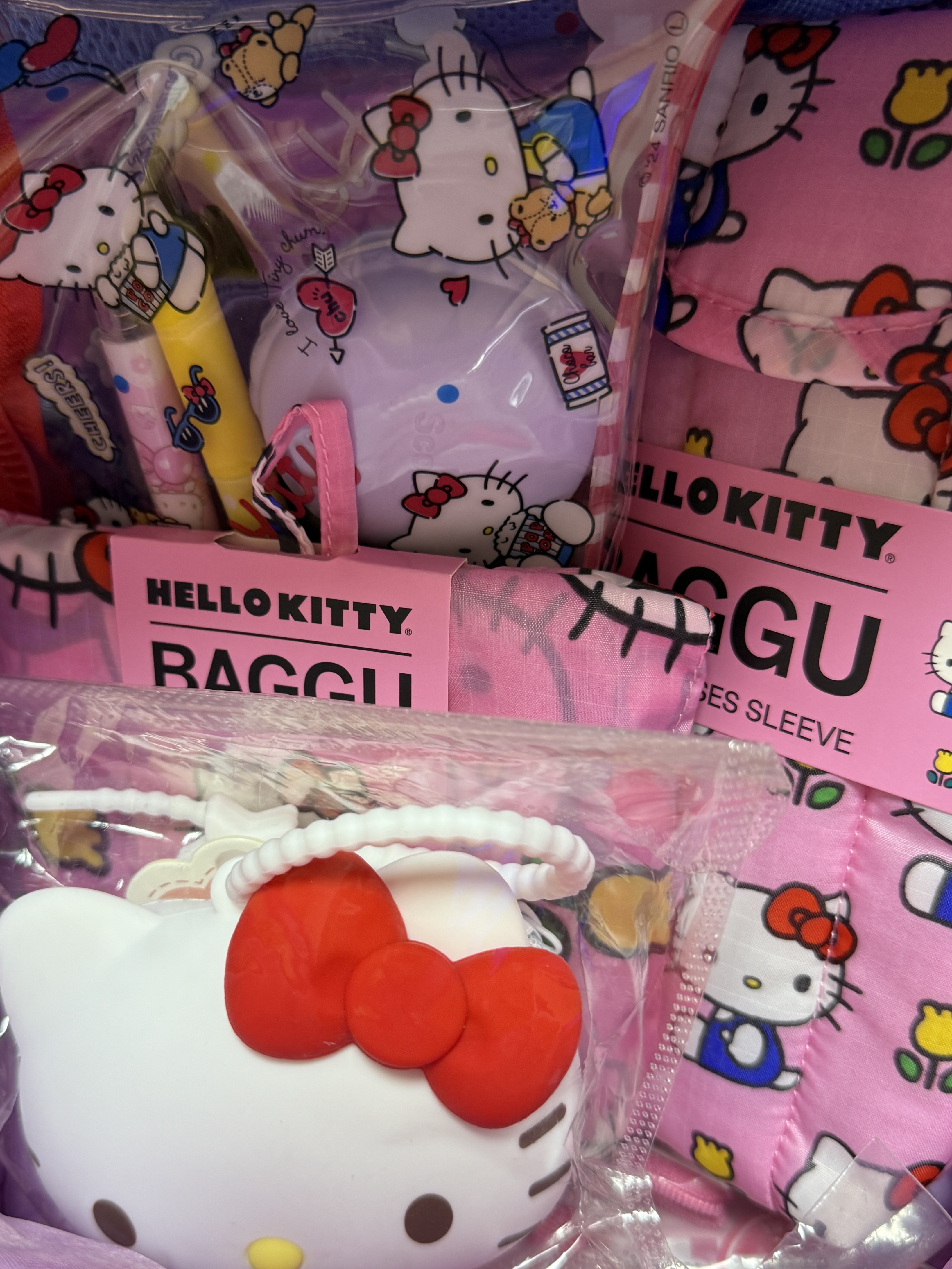 Baggu x Sanrio Large Cosmetic Case Hello Kitty Pink, Baggu x Sanrio Puffy Glasses Sleeve Hello Kitty Pink 착용 스타일 - 5