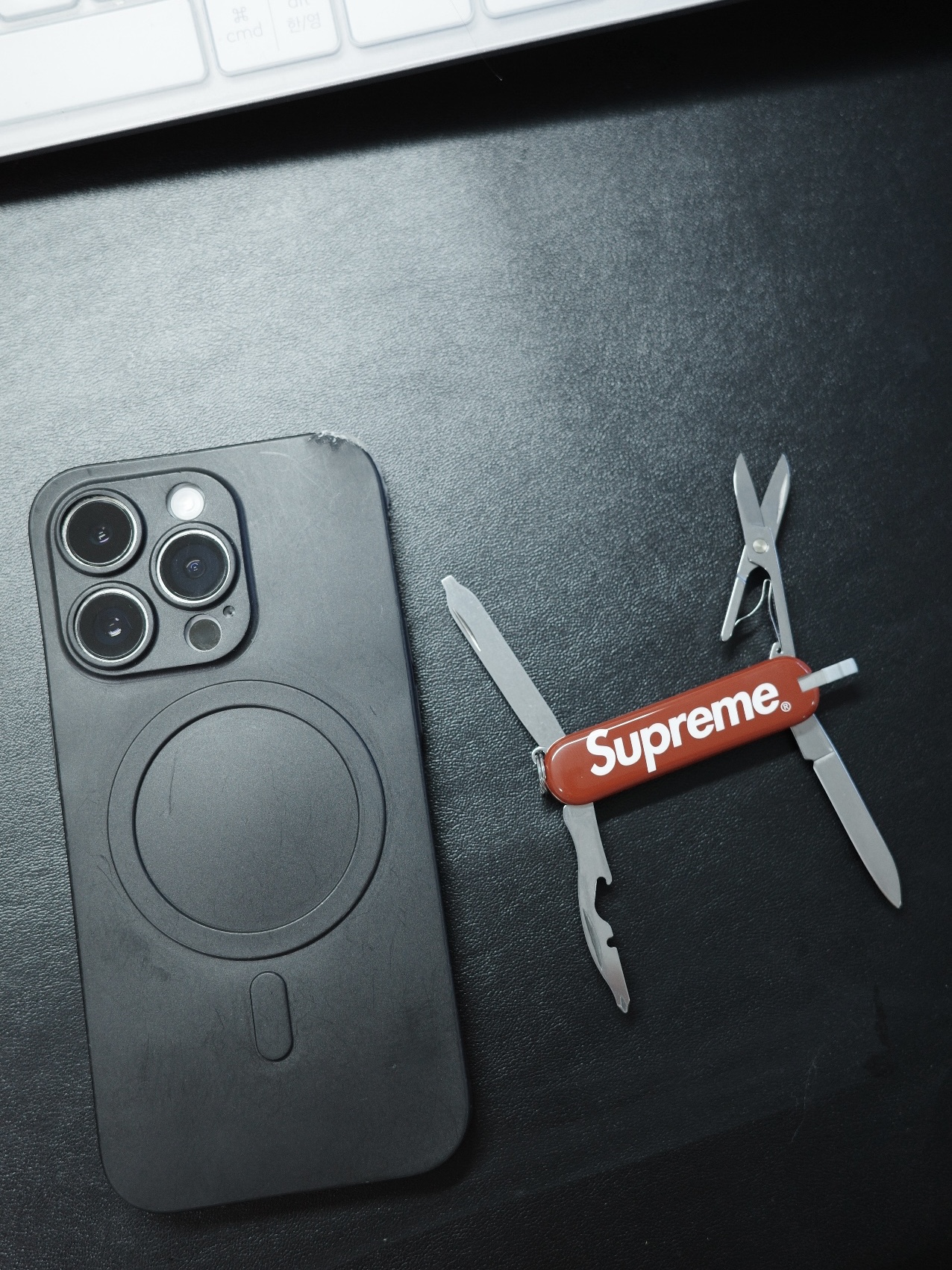 Supreme x Victorinox Pocket Knife Red - 25SS 착용 스타일 - 2