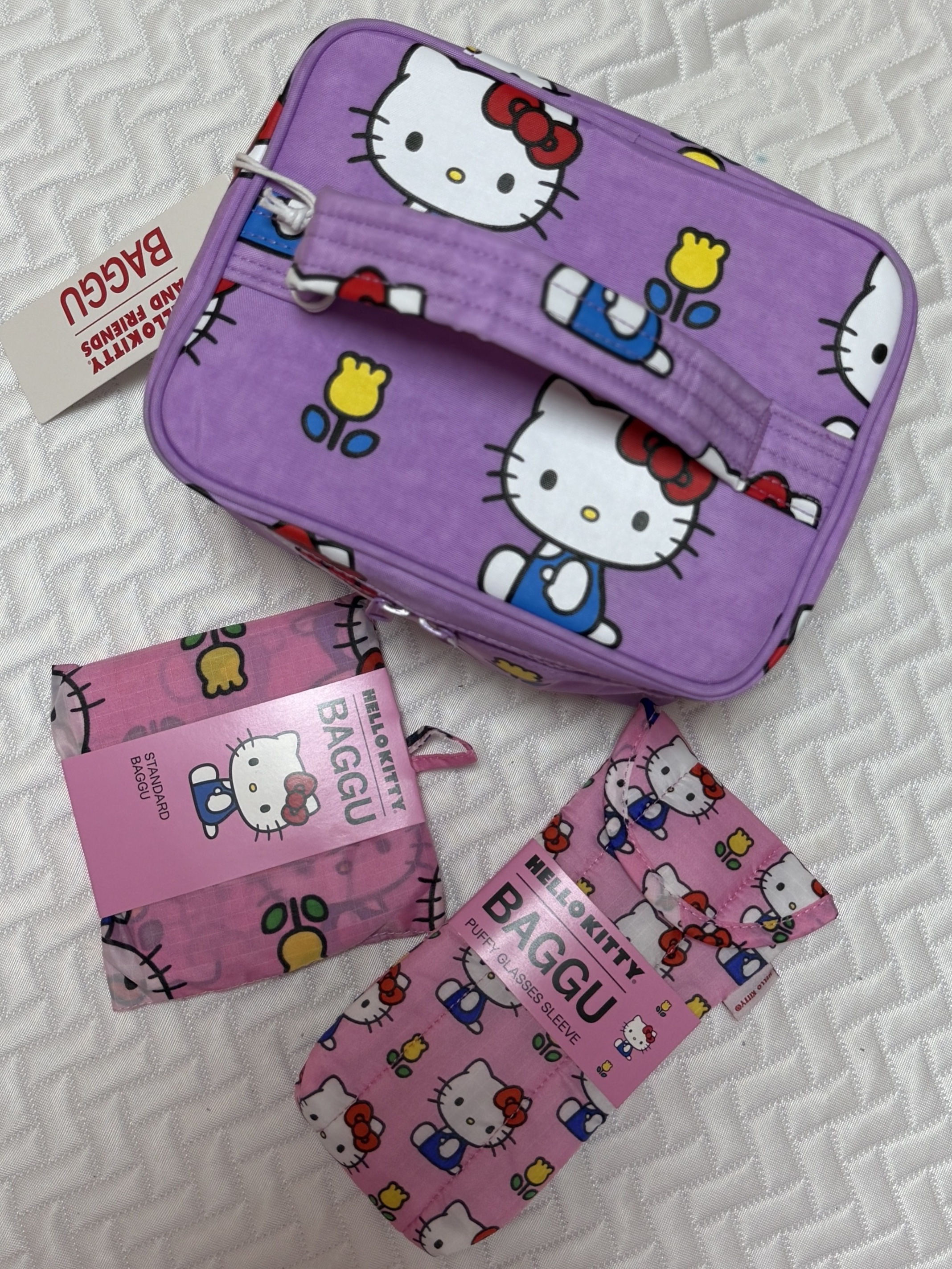 Baggu x Sanrio Large Cosmetic Case Hello Kitty Pink, Baggu x Sanrio Puffy Glasses Sleeve Hello Kitty Pink 착용 스타일 - 1