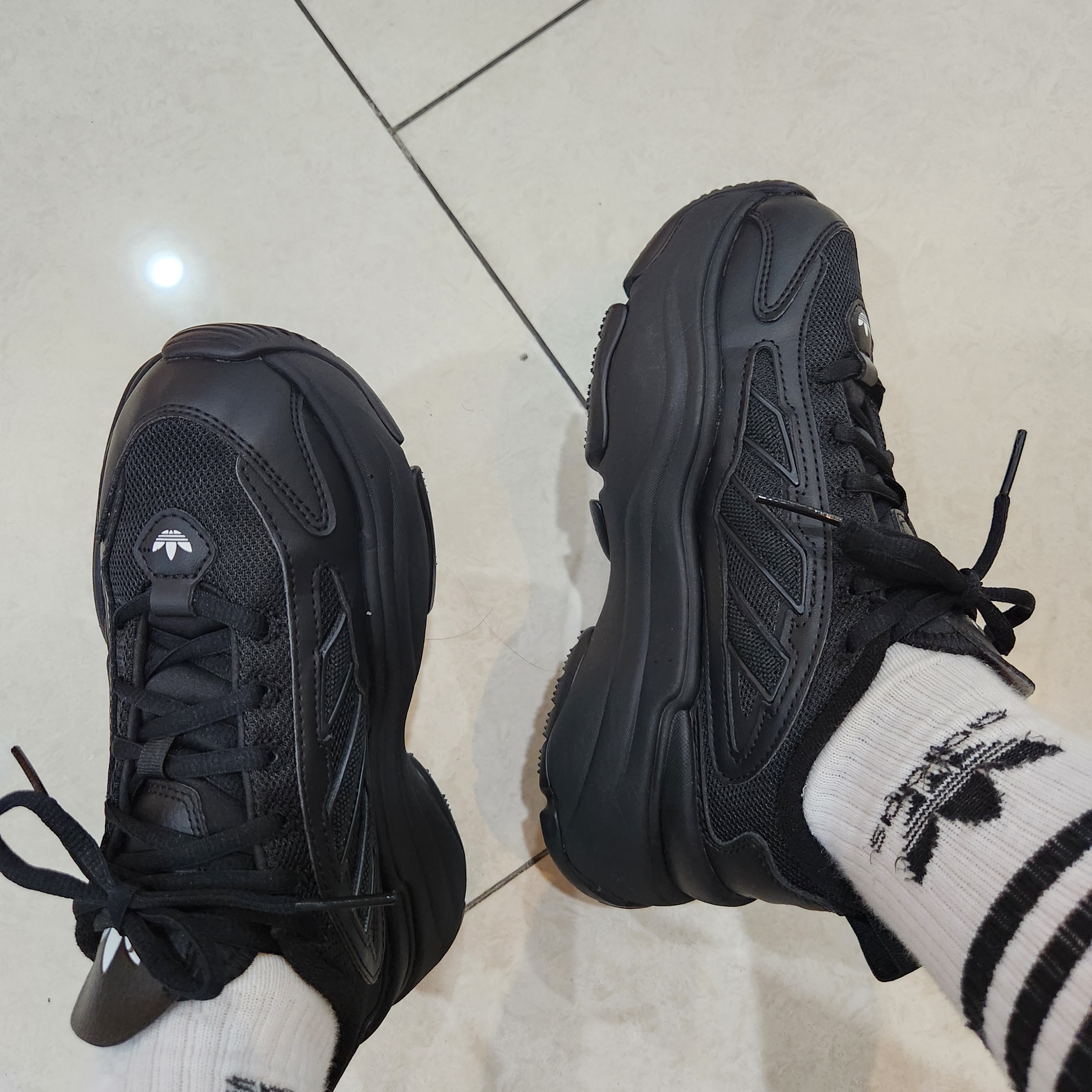 (W) Adidas Ozgaia Core Black 착용 스타일 - 3