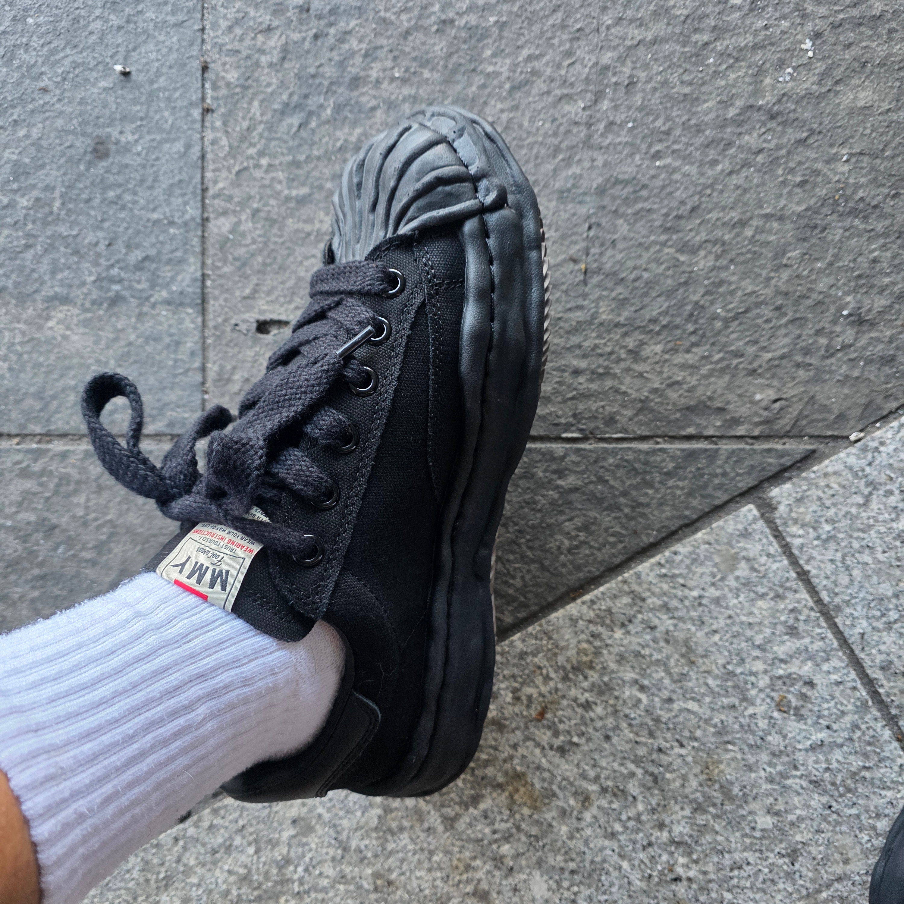 Maison Mihara Yasuhiro Blakey OG Sole Canvas Low-top Sneakers Black Black 착용 스타일
