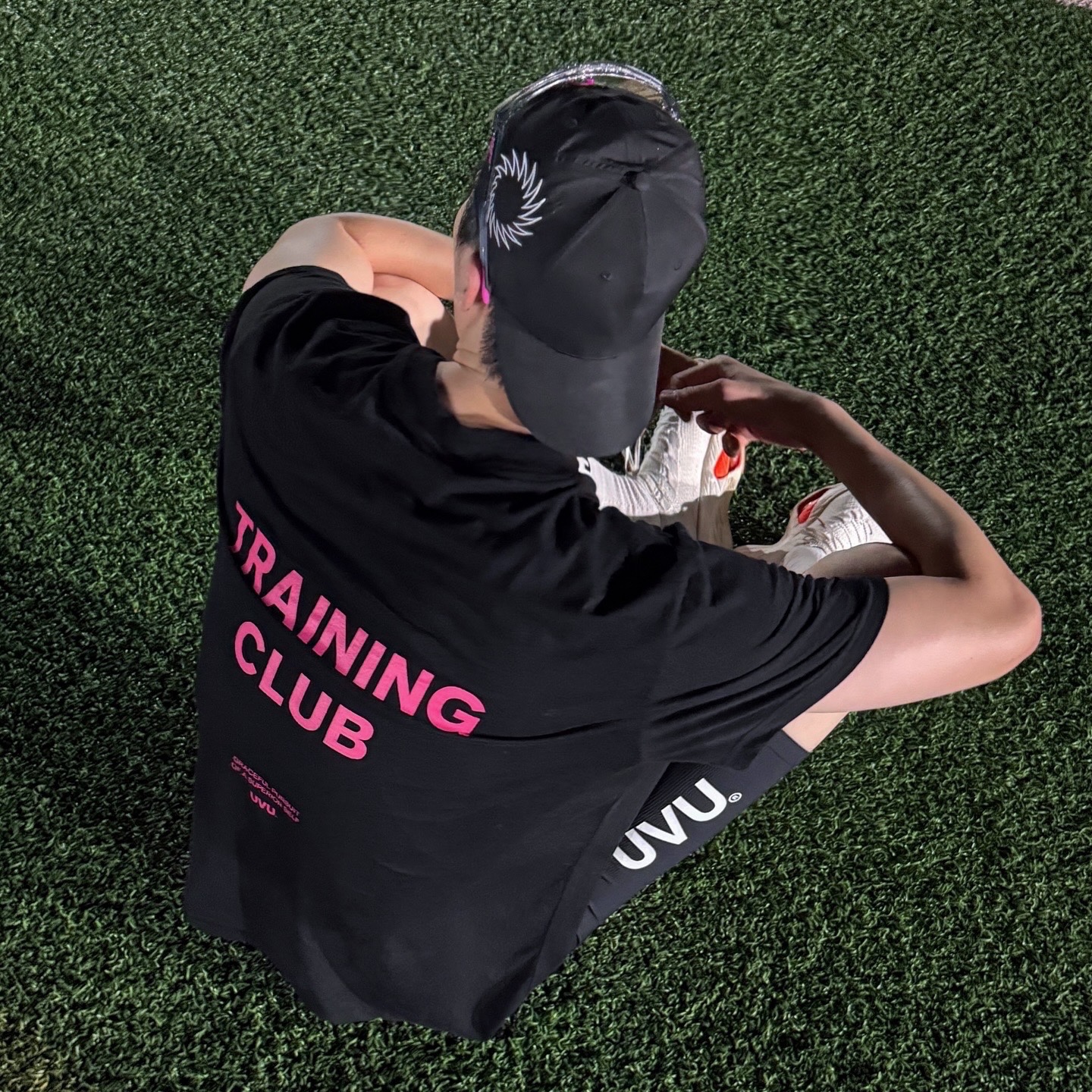 UVU Running Sock White, UVU Training Club T-Shirt Black Pink 착용 스타일 - 2
