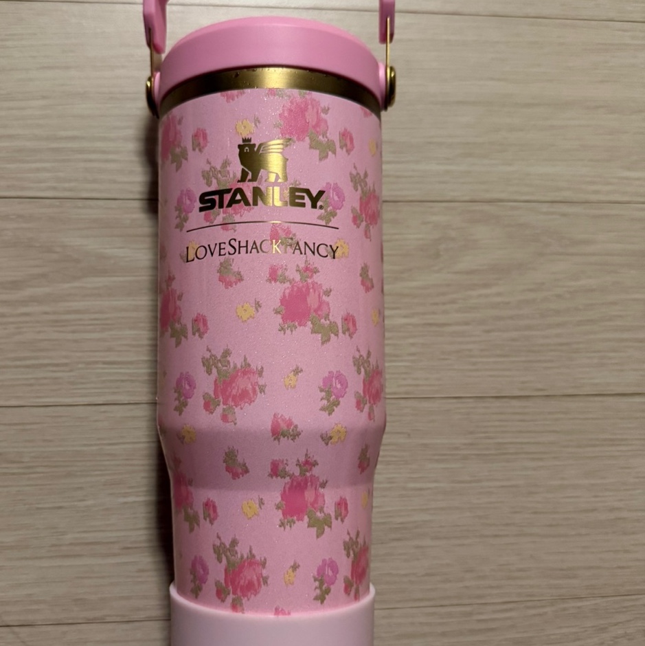 Stanley 1913 x LoveShackFancy Summer IceFlow Flip Straw 2.0 Tumbler 887ml Ibiza Sunset 착용 스타일