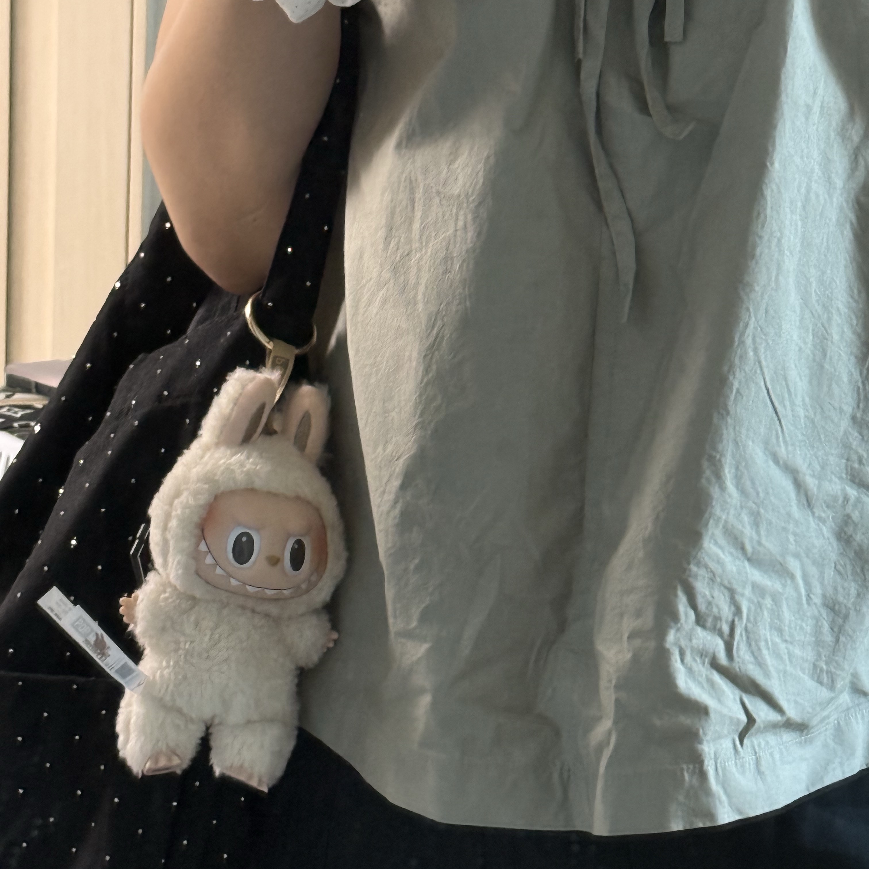Pop Mart Labubu The Monsters Labubu Tasty Macarons Series Soymilk Keyring 착용 스타일