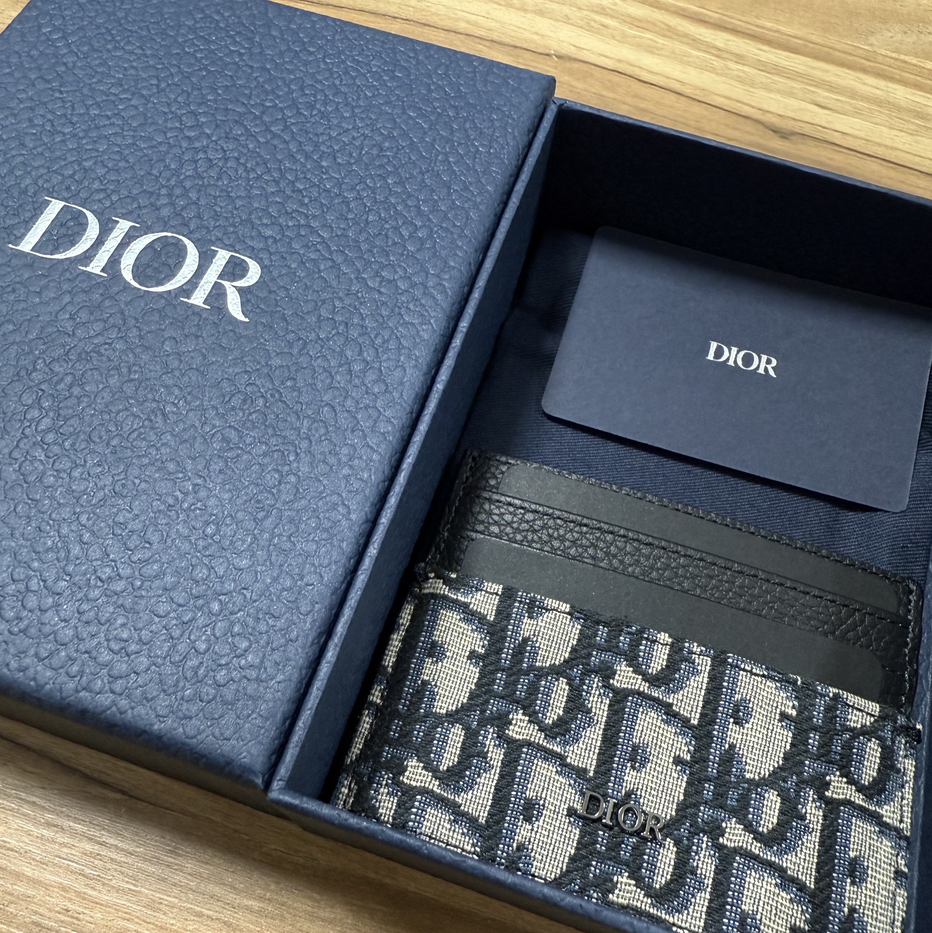Dior Card Holder Beige & Black Dior Oblique Jacquard 착용 스타일