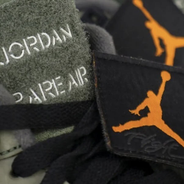 Jordan 4 x Undefeated Retro OG SP Deep Green and Clementine 착용 스타일 - 3
