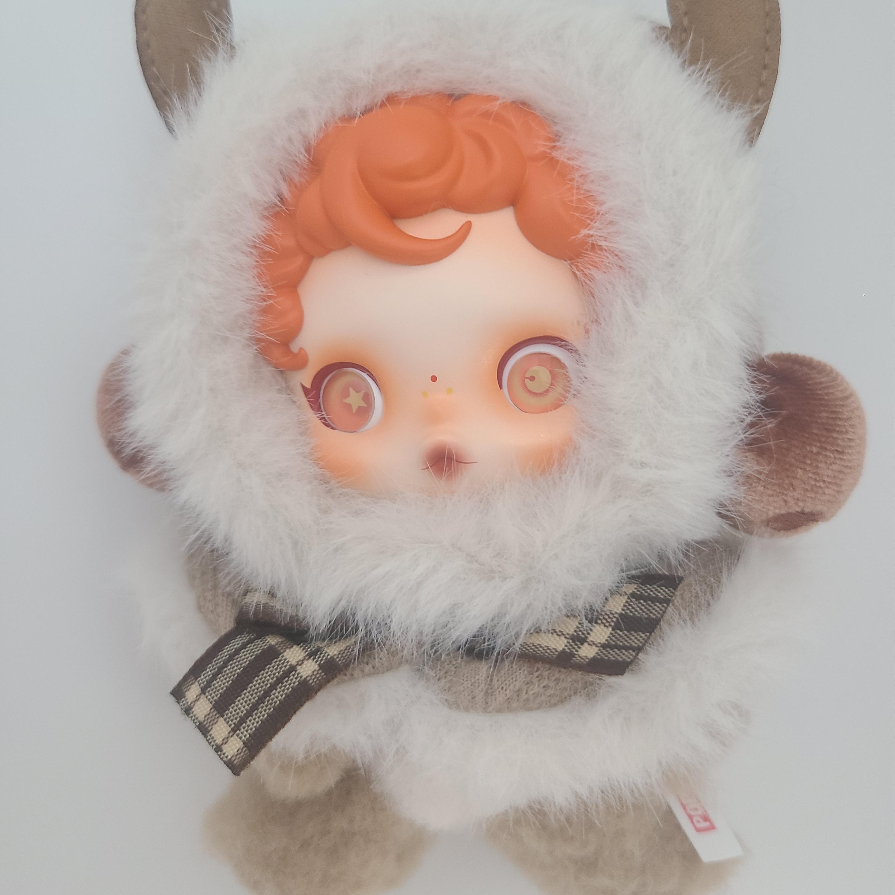 Pop Mart Skullpanda Winter Symphony Series Keyring Wanderer's Tune (Opened Case) 착용 스타일